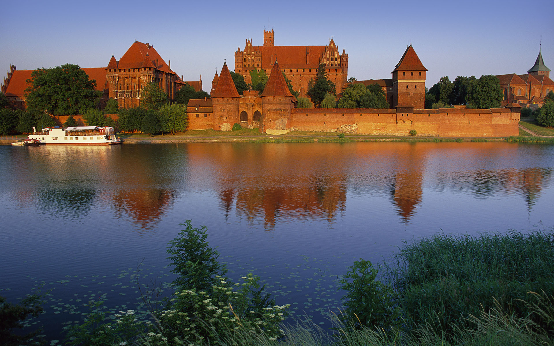 Обои деревья, вода, отражение, замок, trees, water, reflection, castle разрешение 1920x1200 Загрузить