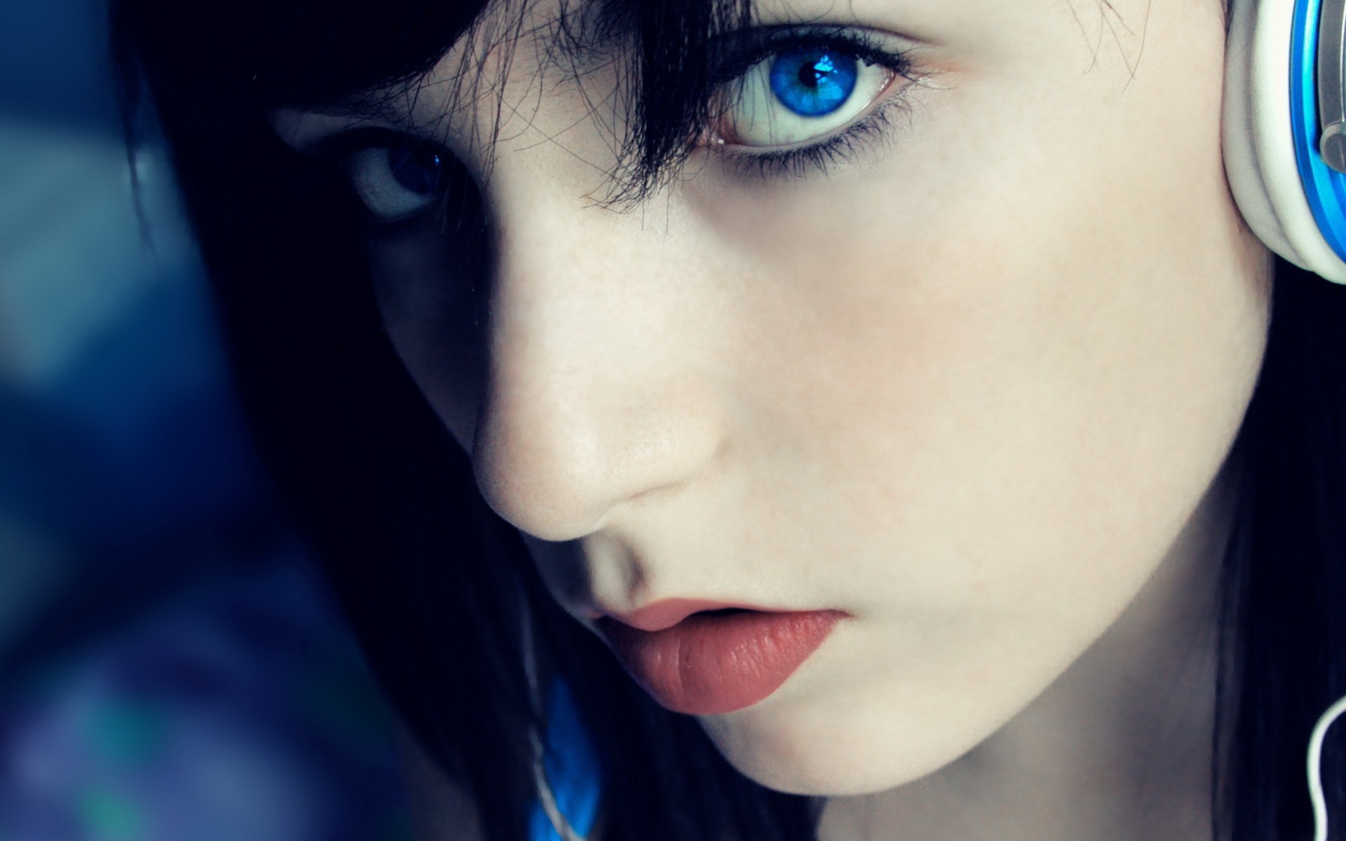 Обои девушка, взгляд, губы, голубые глаза, наушник, girl, look, lips, blue eyes, earphone разрешение 1920x1200 Загрузить
