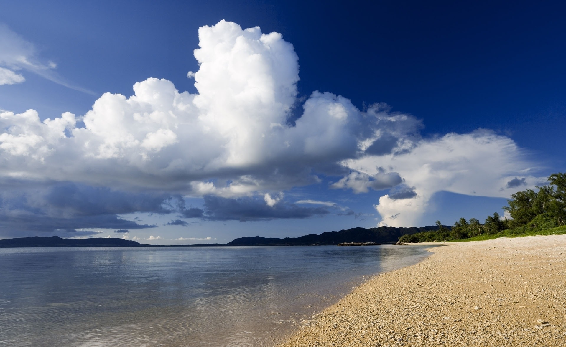 природа море побережье песок небо облака скачать