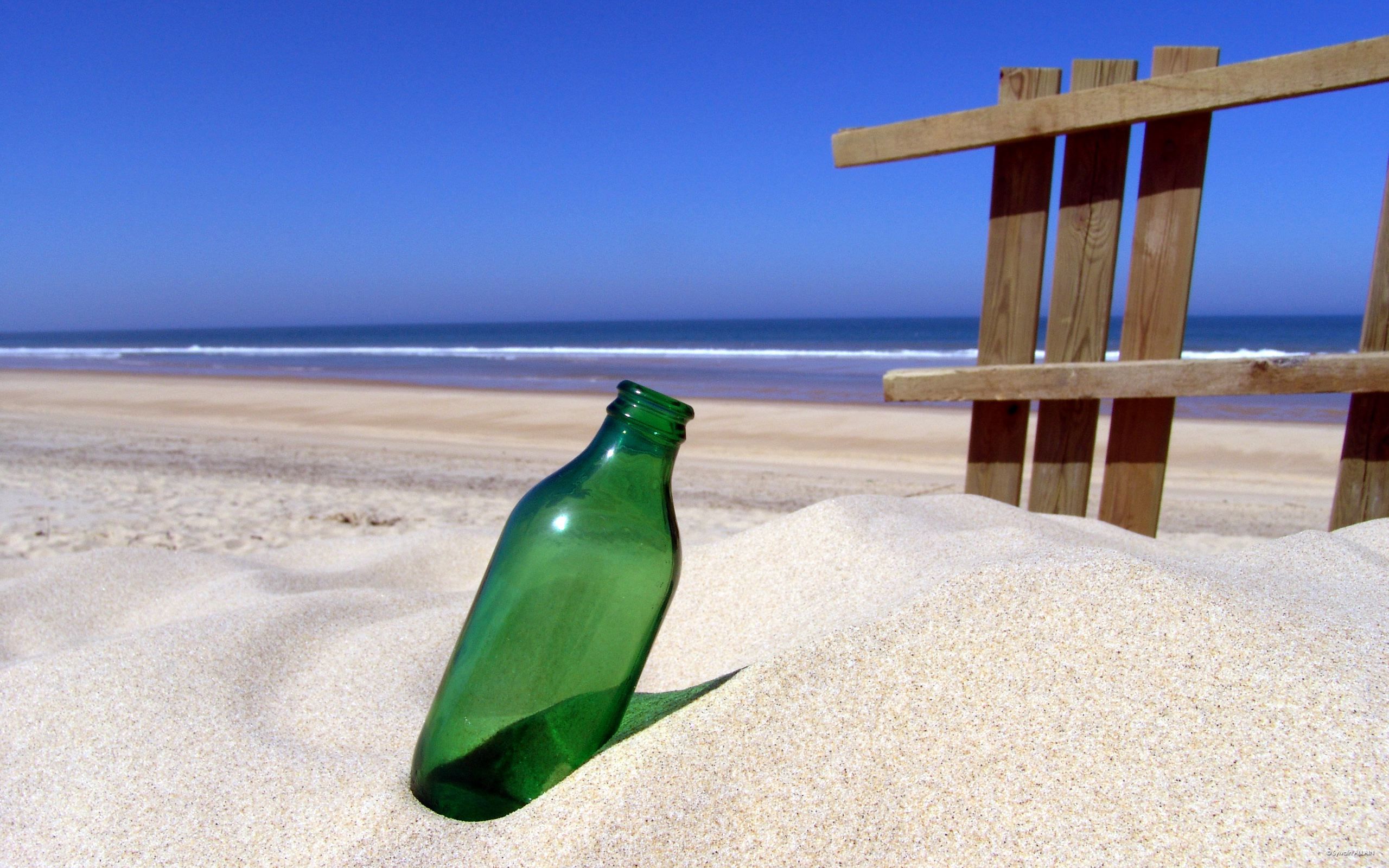 Обои берег, море, песок, бутылка, shore, sea, sand, bottle разрешение 2560x1600 Загрузить