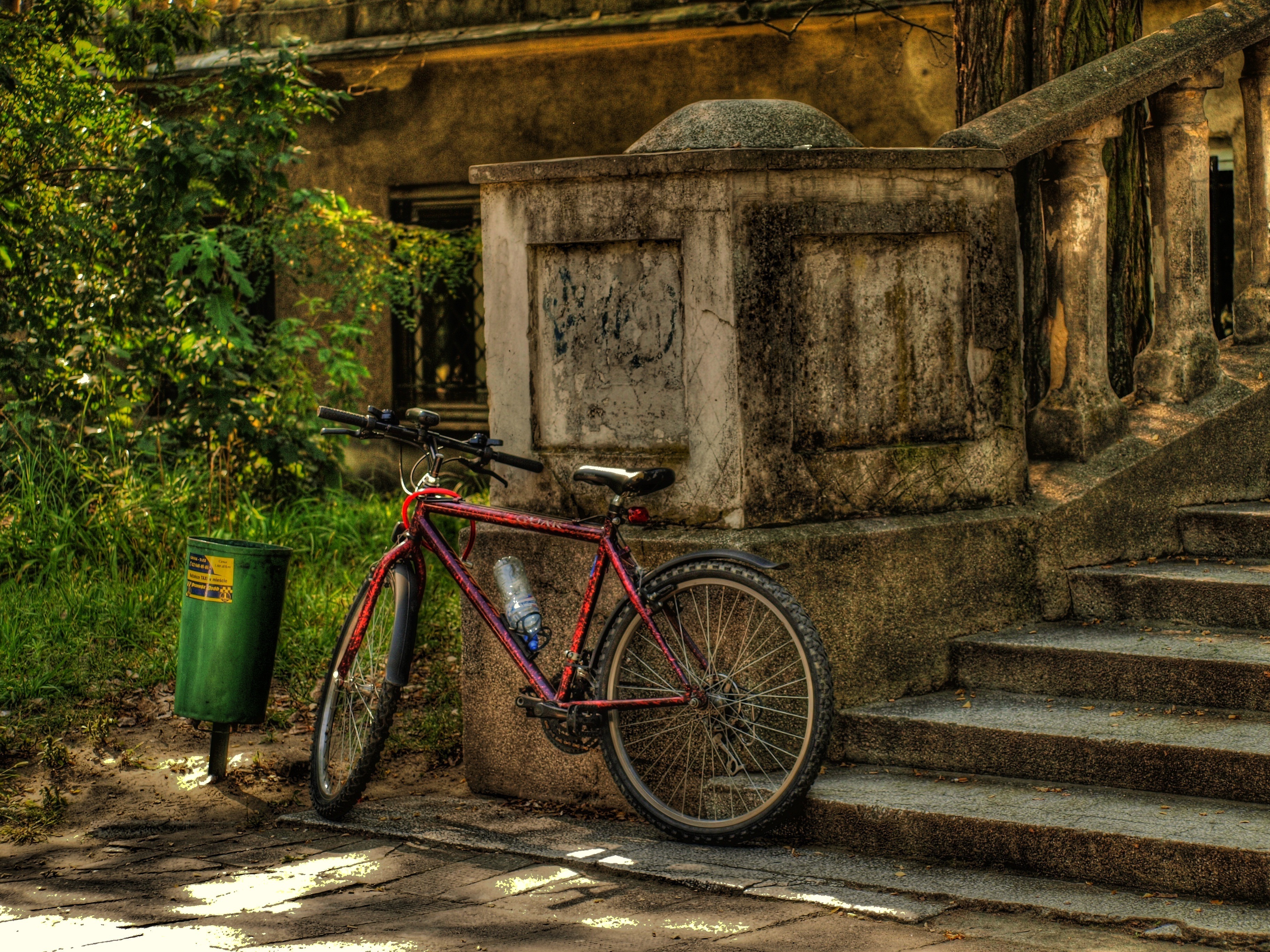 Обои лестница, красный, велосипед, bicycle, ожидает хозяина, ladder, red, bike, expects разрешение 3648x2736 Загрузить
