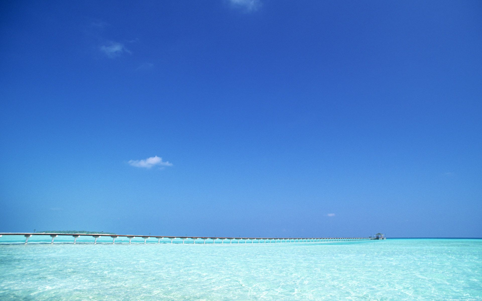 Пляж в синем оттенке бесплатно