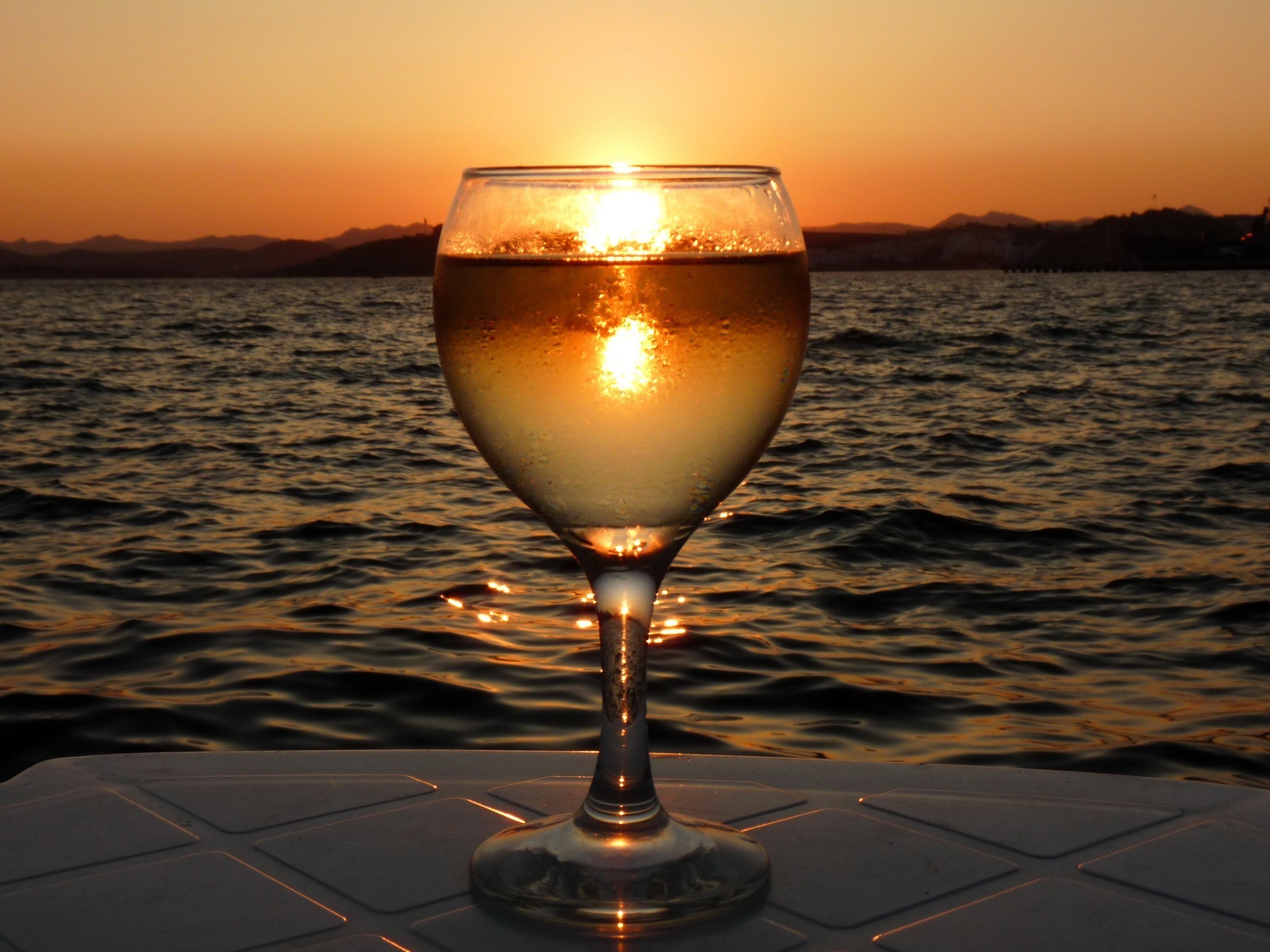 белое вино бокалы у моря без смс