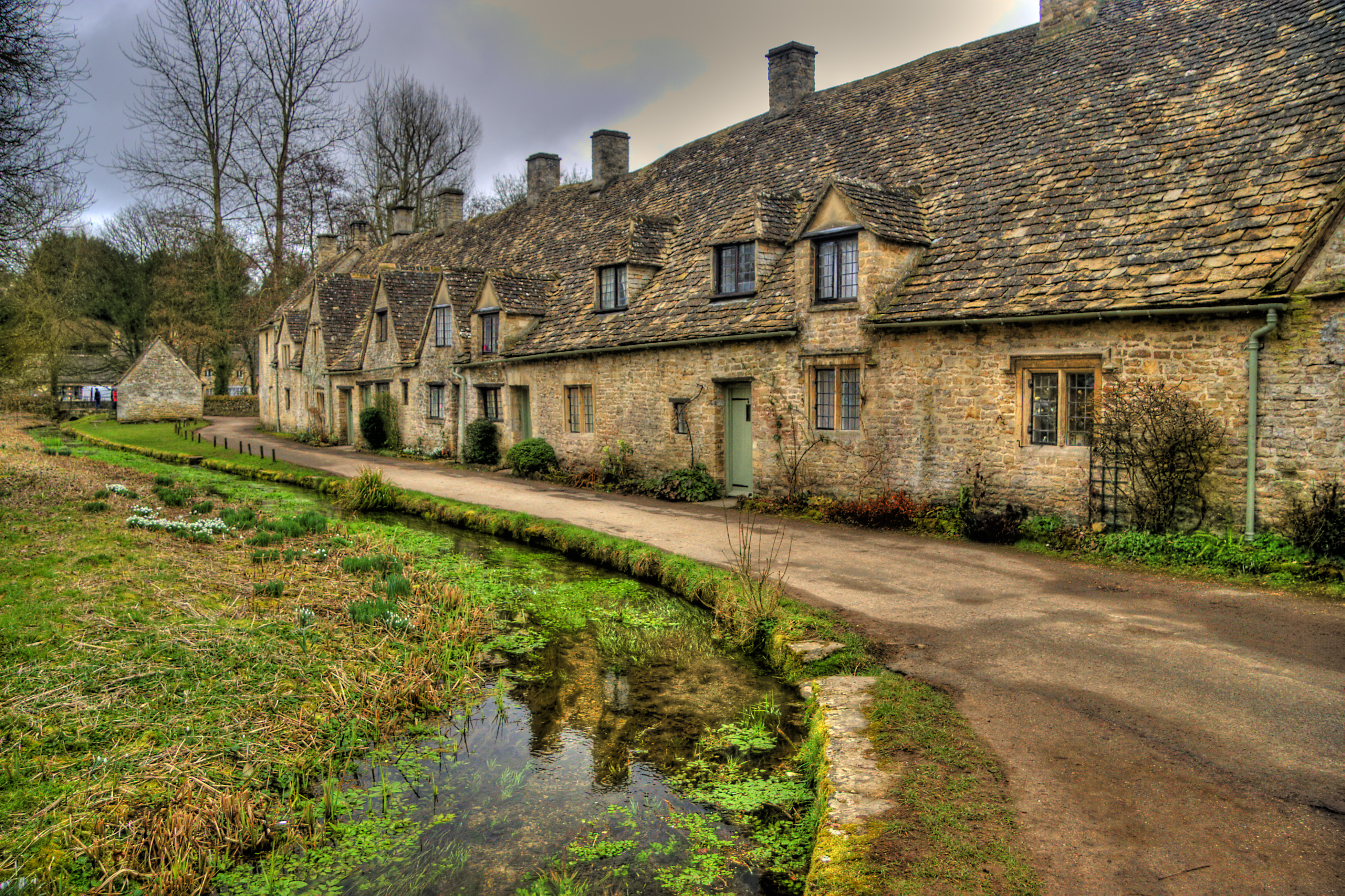 Улица качество. Англия деревня Castle Combe. Сад Англии графство Кент. Арлингтон роуд Лондон. Хартфордшир Англия.