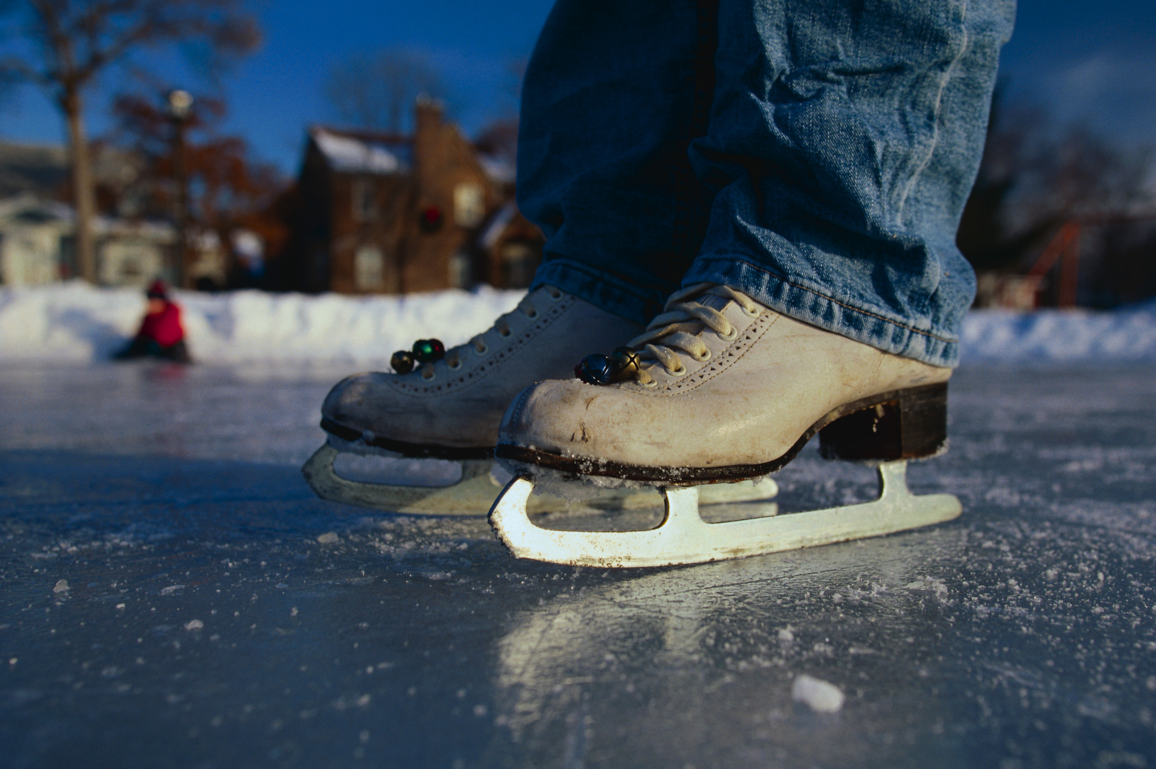 Обои зима, джинсы, каток, коньки, winter, jeans, rink, skates разрешение 3947x2625 Загрузить