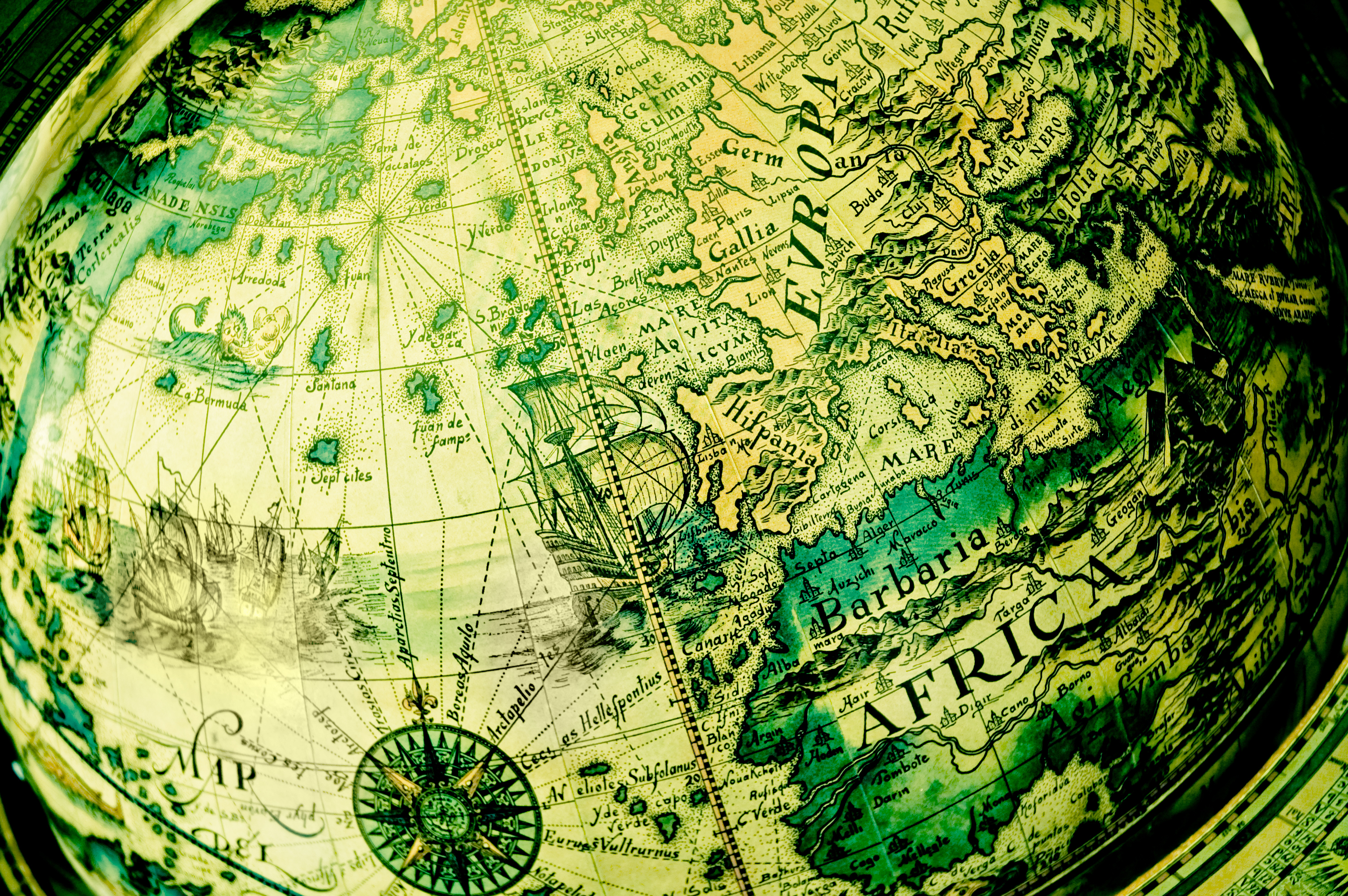 Обои под старину, глобус, карта мира, зеленый фон, antique, globe, world map, green background разрешение 3008x2000 Загрузить
