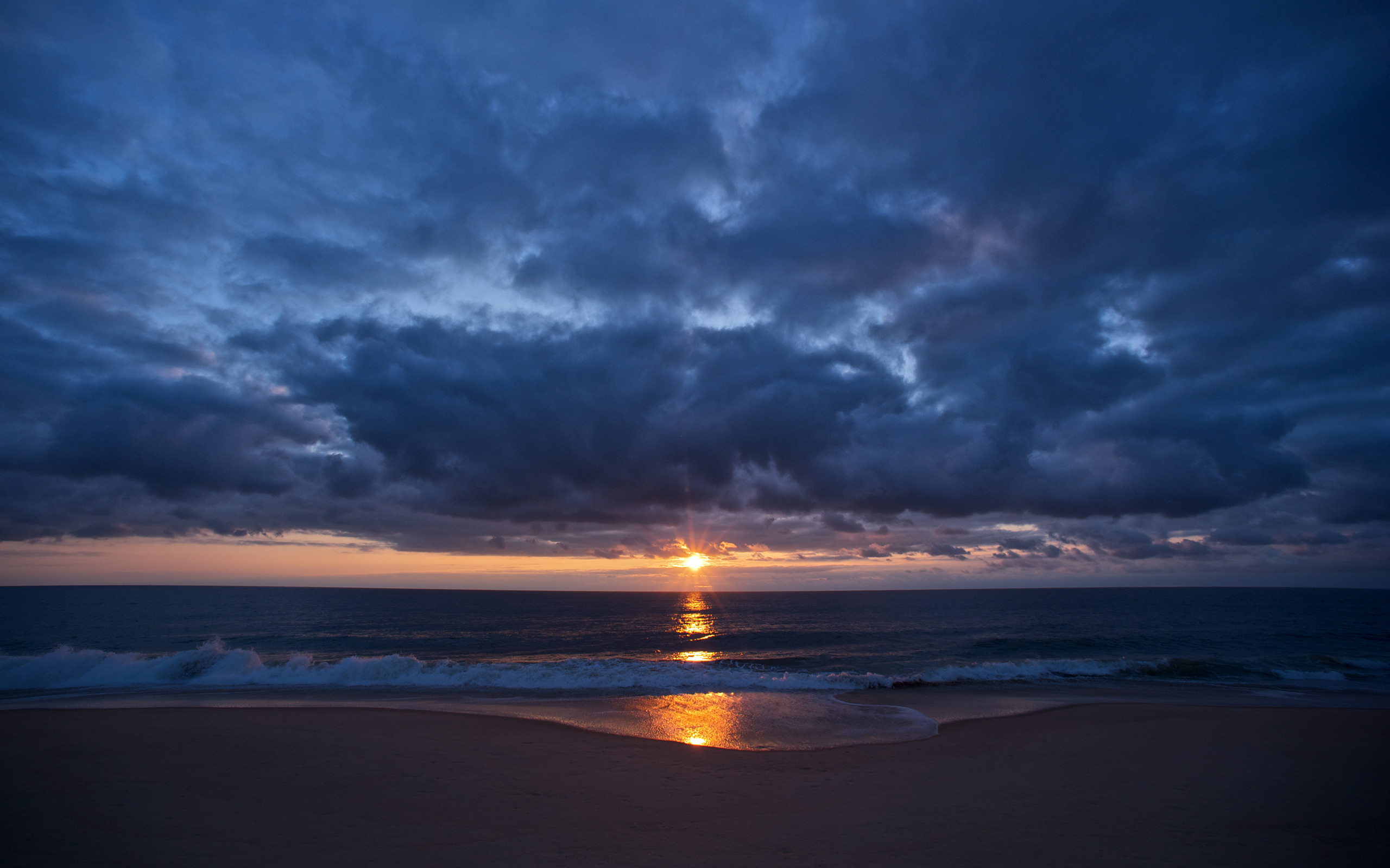 Обои небо, облака, берег, закат, море, пляж, романтика, the sky, clouds, shore, sunset, sea, beach, romance разрешение 2560x1600 Загрузить