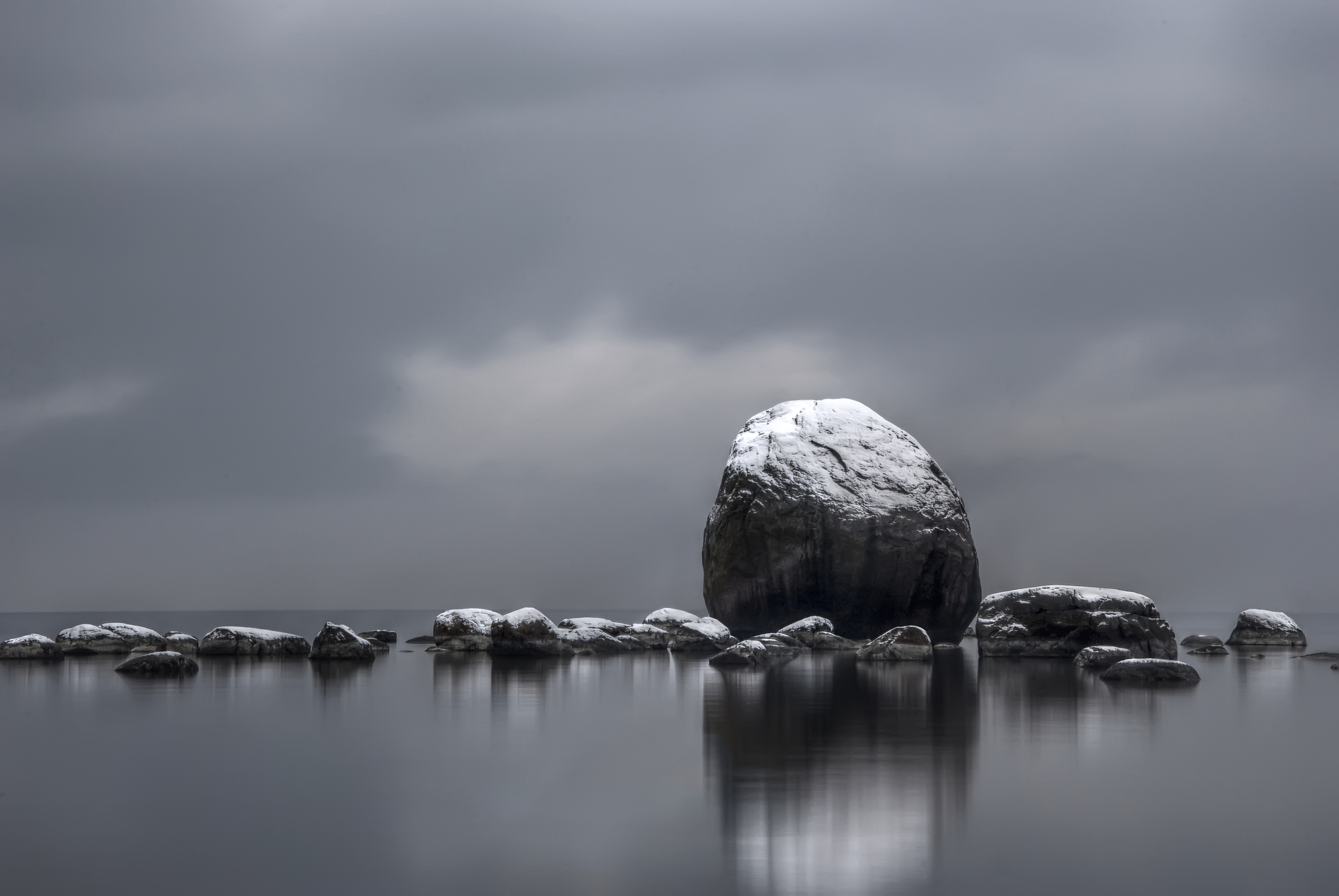 Обои камни, море, серый, stones, sea, grey разрешение 3872x2592 Загрузить