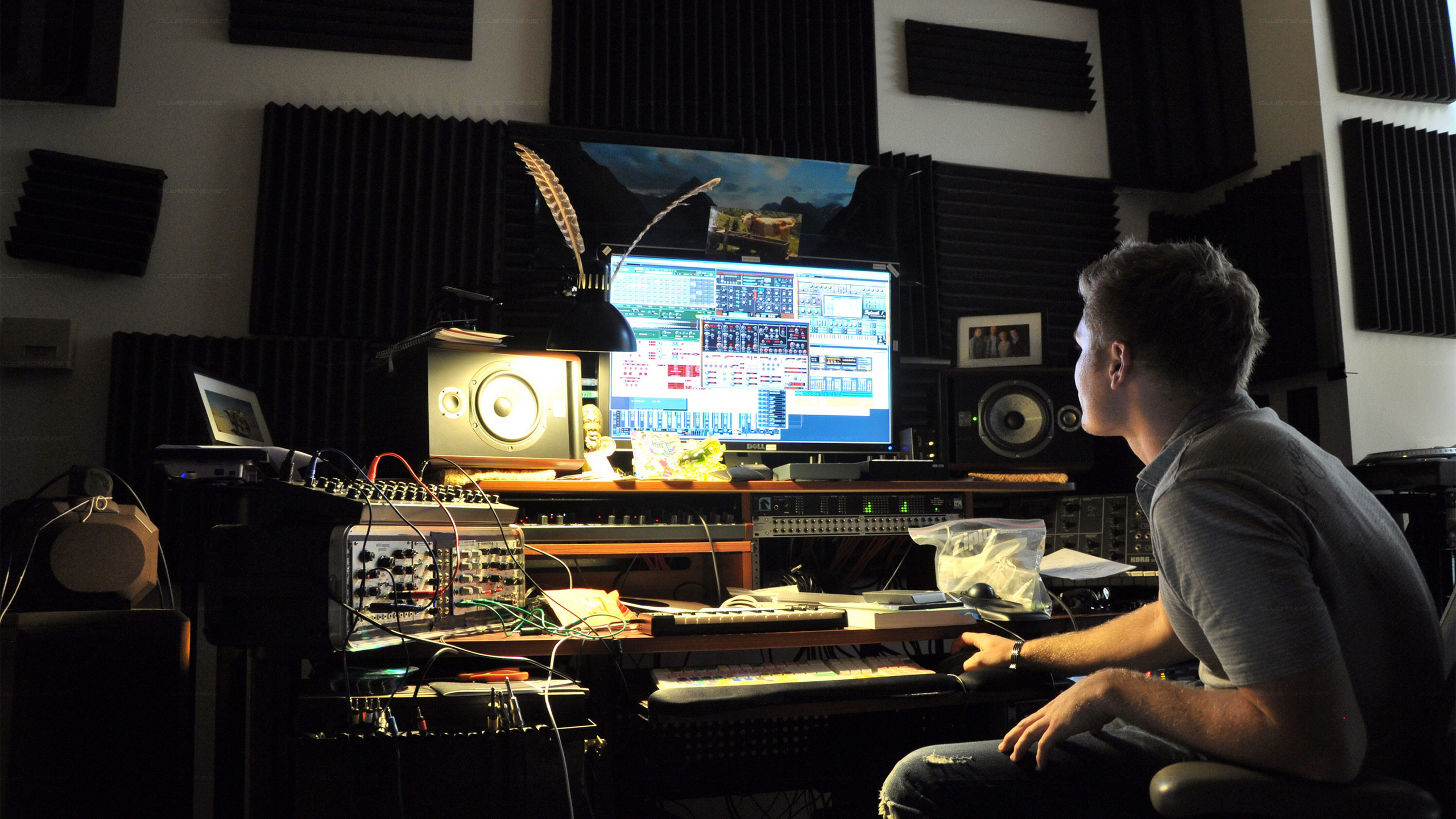 Делает музыку голосом. Студия звукозаписи FL Studio. Звукорежиссер на студии. Музыканты в студии звукозаписи. Музыкант в студии.