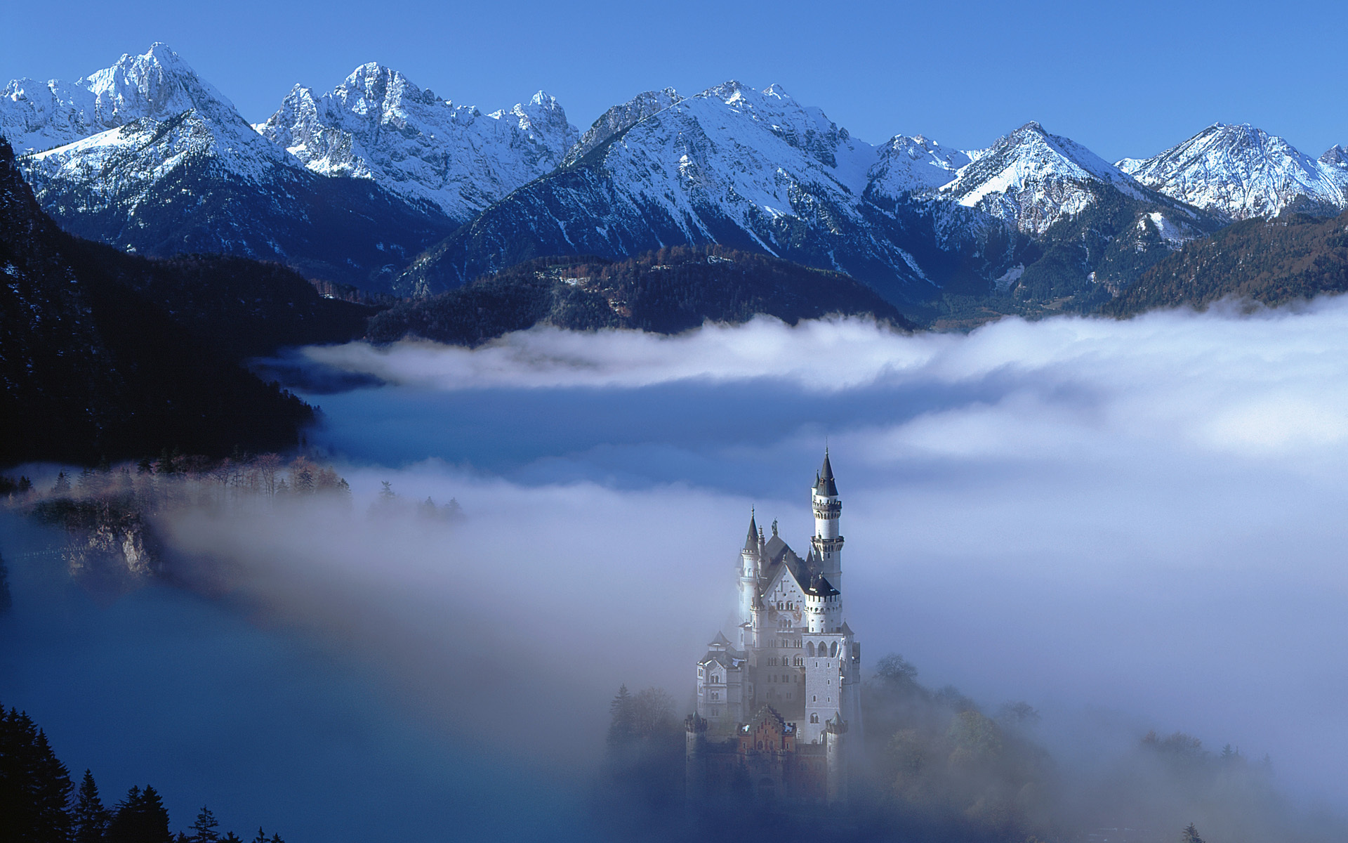 Обои горы, туман, замок, германия, нойшванштайн, бавария, mountains, fog, castle, germany, neuschwanstein, bayern разрешение 1920x1200 Загрузить
