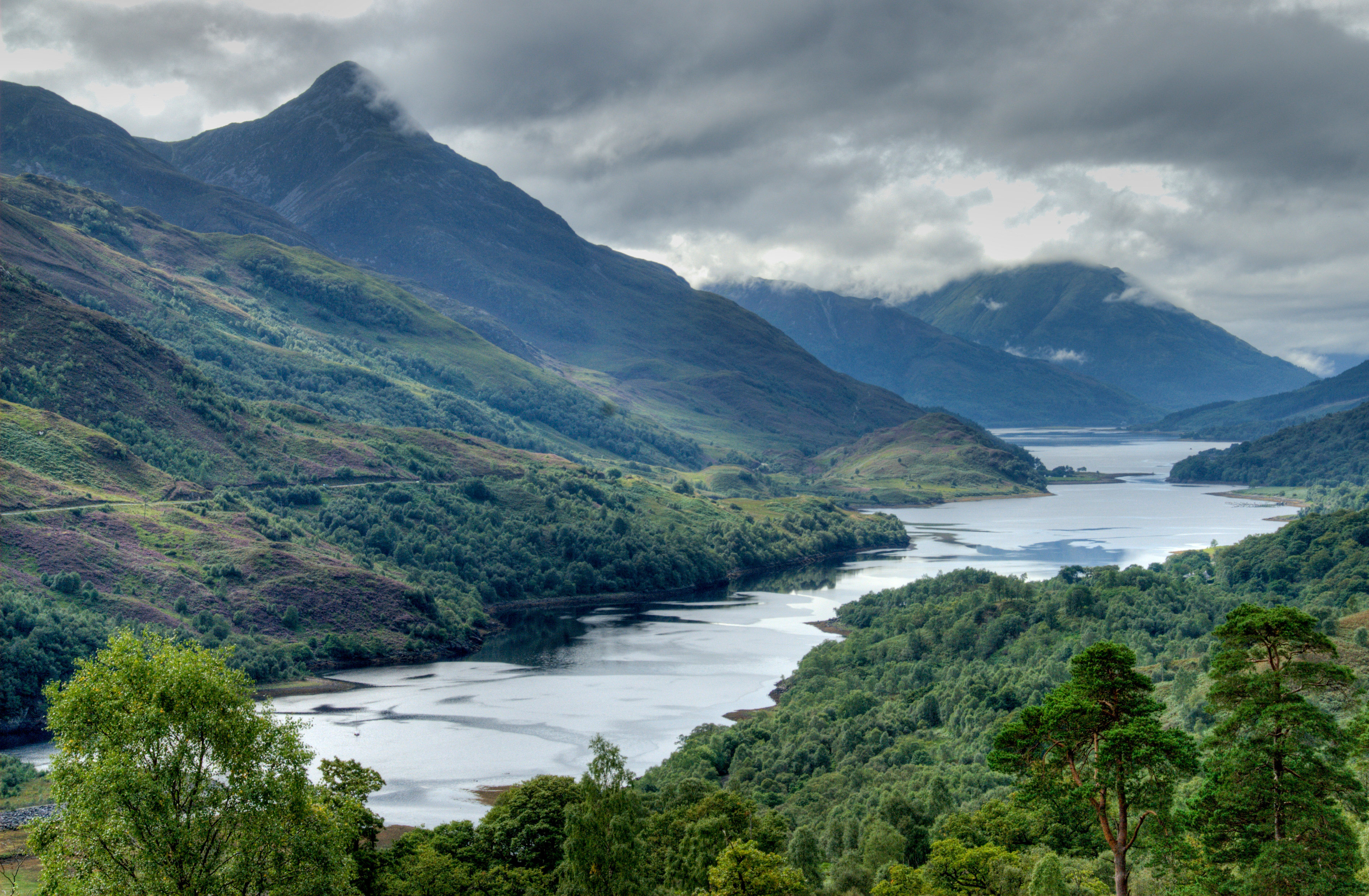 Обои небо, облака, вода, река, горы, дерево, тучи, шотландия, the sky, clouds, water, river, mountains, tree, scotland разрешение 3786x2479 Загрузить