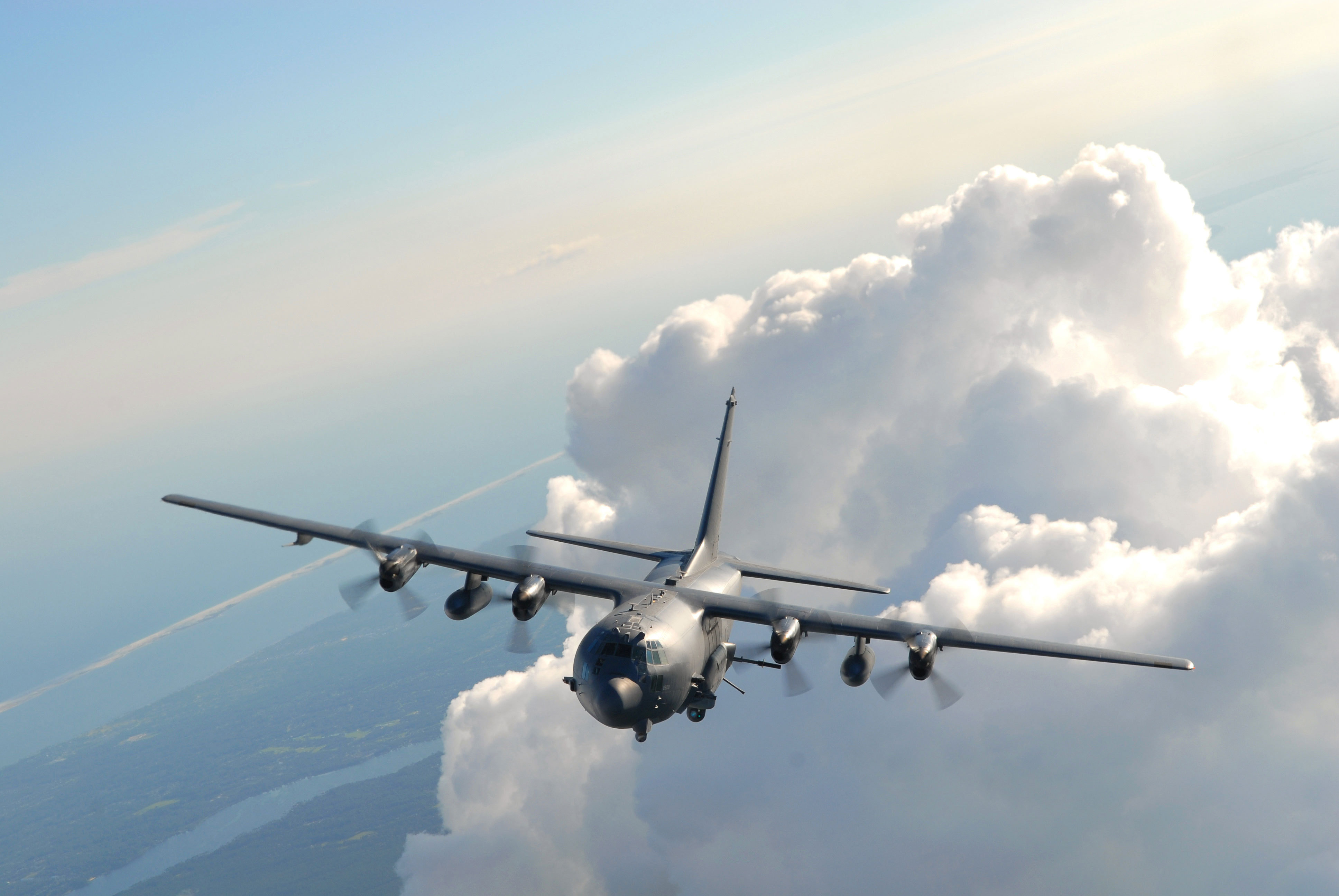 Самолет находящийся в полете преодолевает 140. Lockheed AC-130. Ганшип АС-130. Lockheed c-130 Hercules. AC-130 Spectre.
