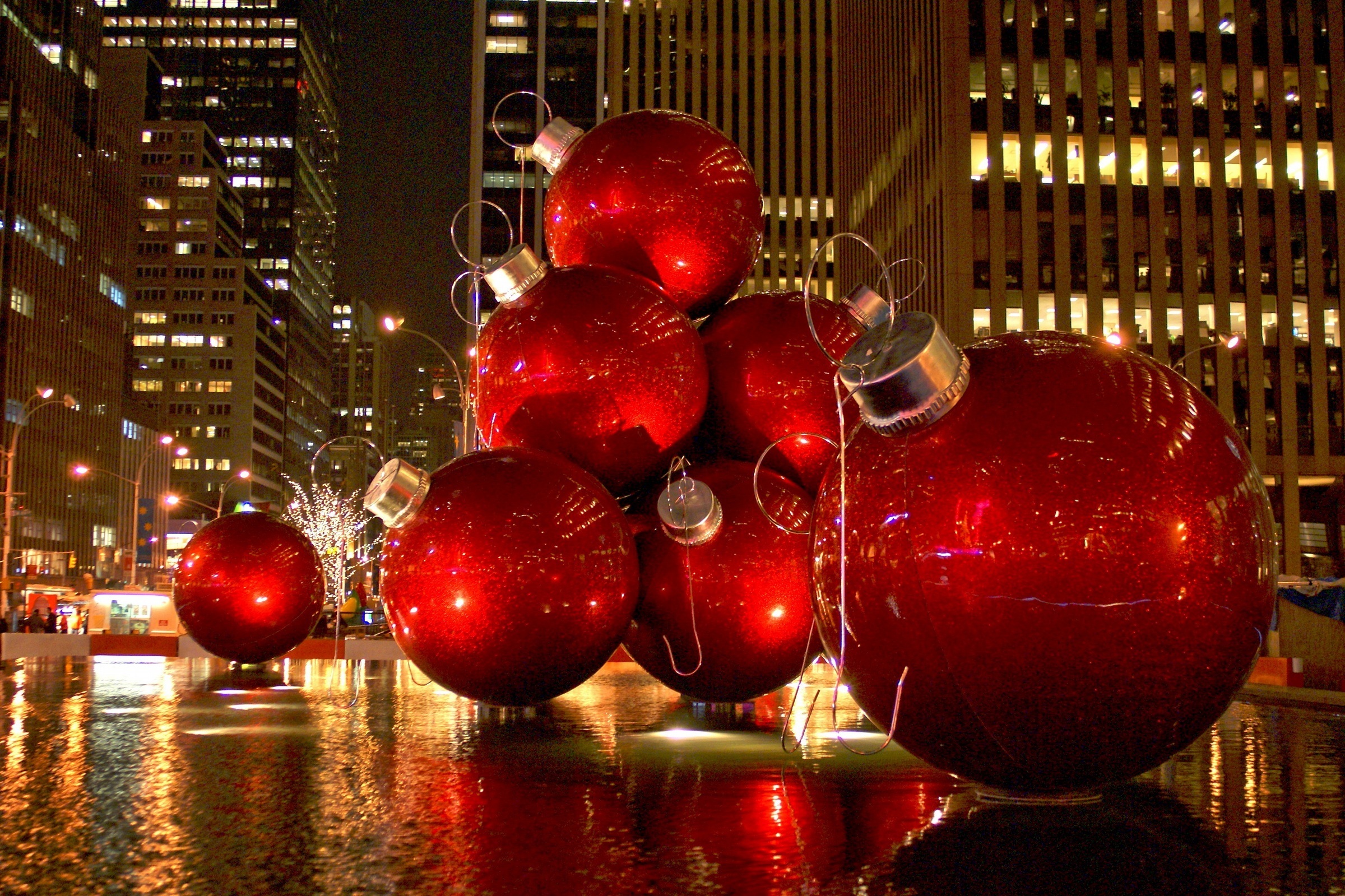 Новый год рабочий день. Красные шары на елке. Красивые новогодние шары. Новогодние обои. Новогодние картинки на рабочий стол.