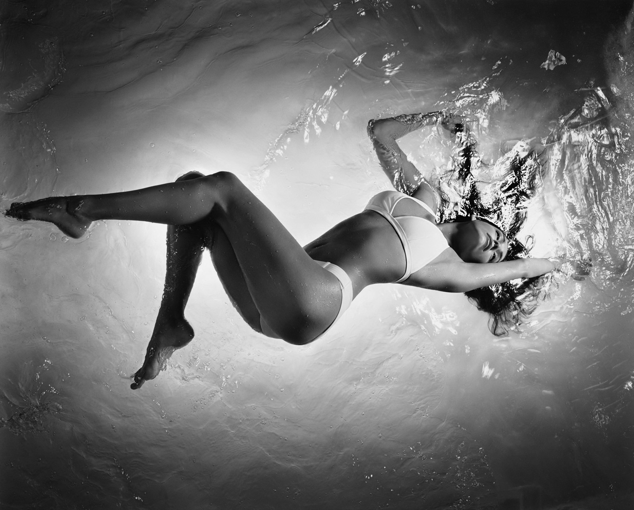 Девушка в воде красиво. Девушка в воде. Женщина вода. Женщина под водой. Красивые девушки в воде.