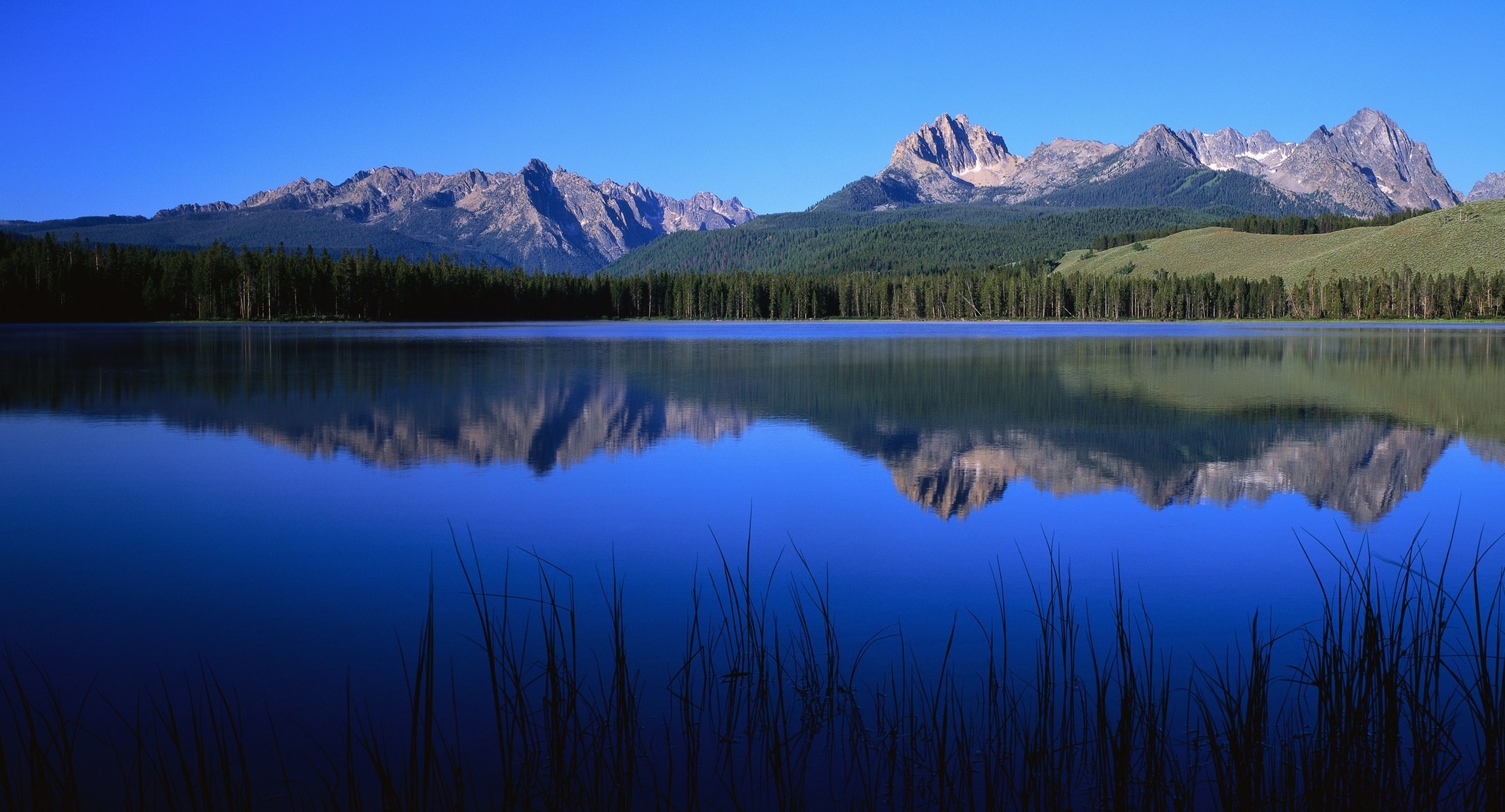 Синее озеро в горах бесплатно