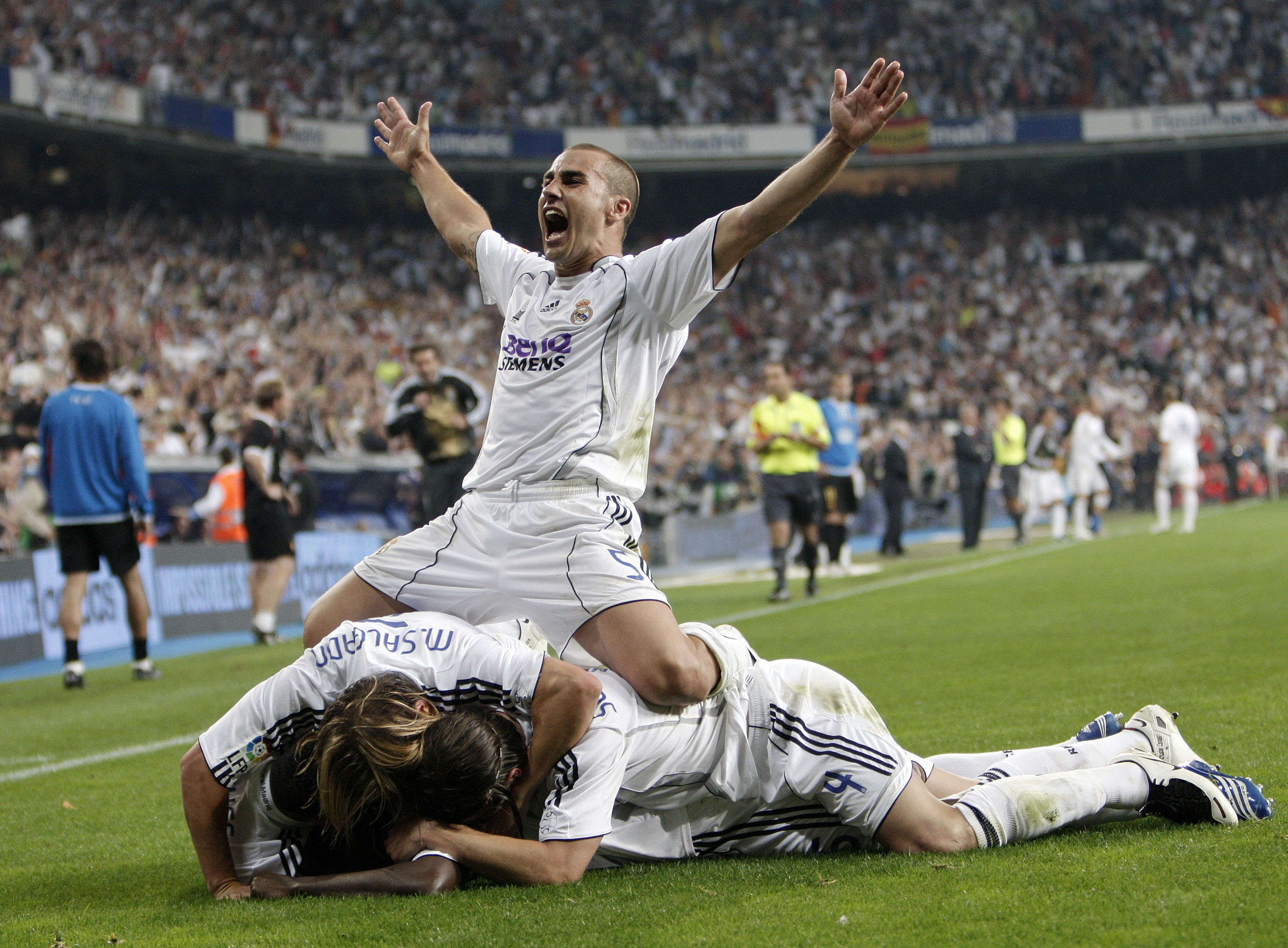 Футбол избранные. Каннаваро Реал Мадрид. Каннаваро футболист Реал Мадрид. Реал Мадрид победа. Поле Реал Мадрида.