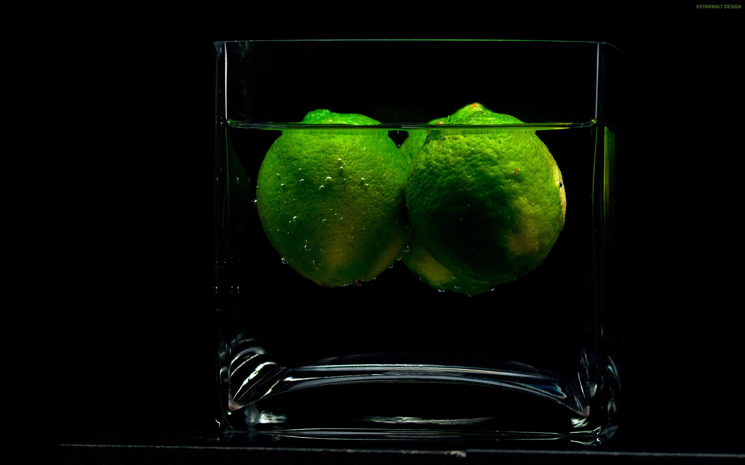 Обои вода, тень, черный фон, фрукт, лайм, стакан, жидкость, water, shadow, black background, fruit, lime, glass, liquid разрешение 2560x1600 Загрузить