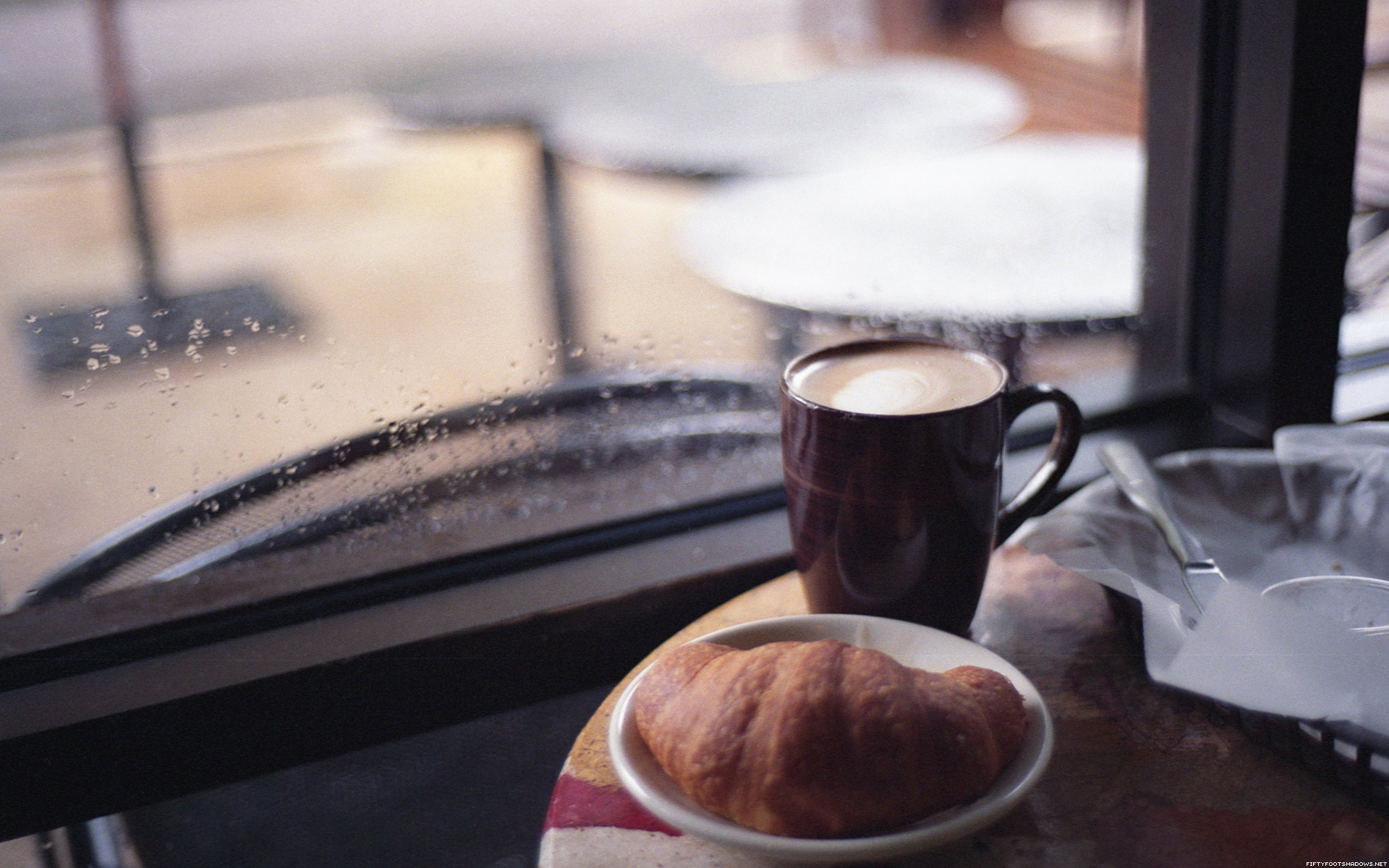 Обои кофе, дождь, капучино, круасан, coffee, rain, cappuccino, croissant ра...