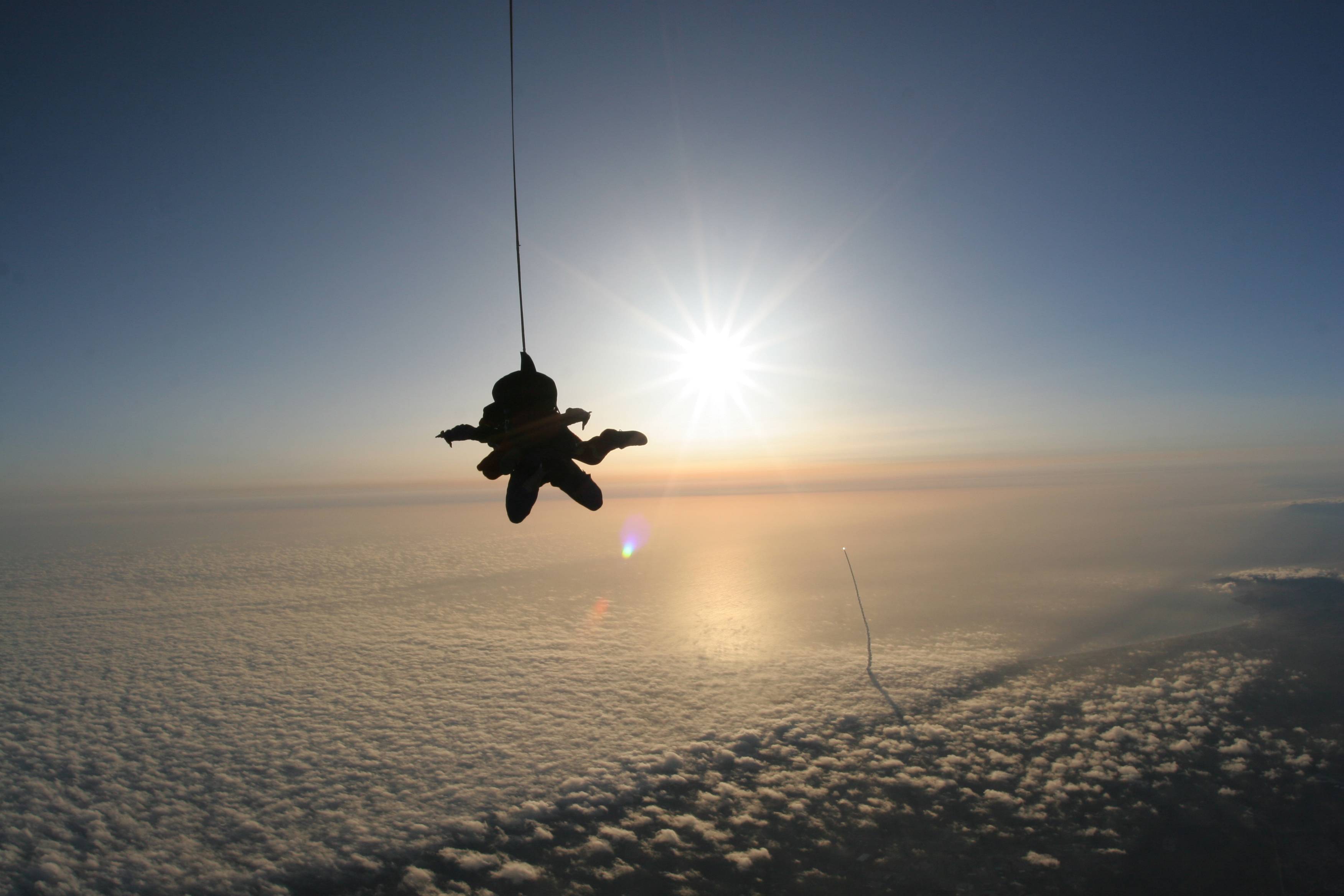 спорт жизнь прыжок парашют море горы sports life jump parachute sea mountains скачать
