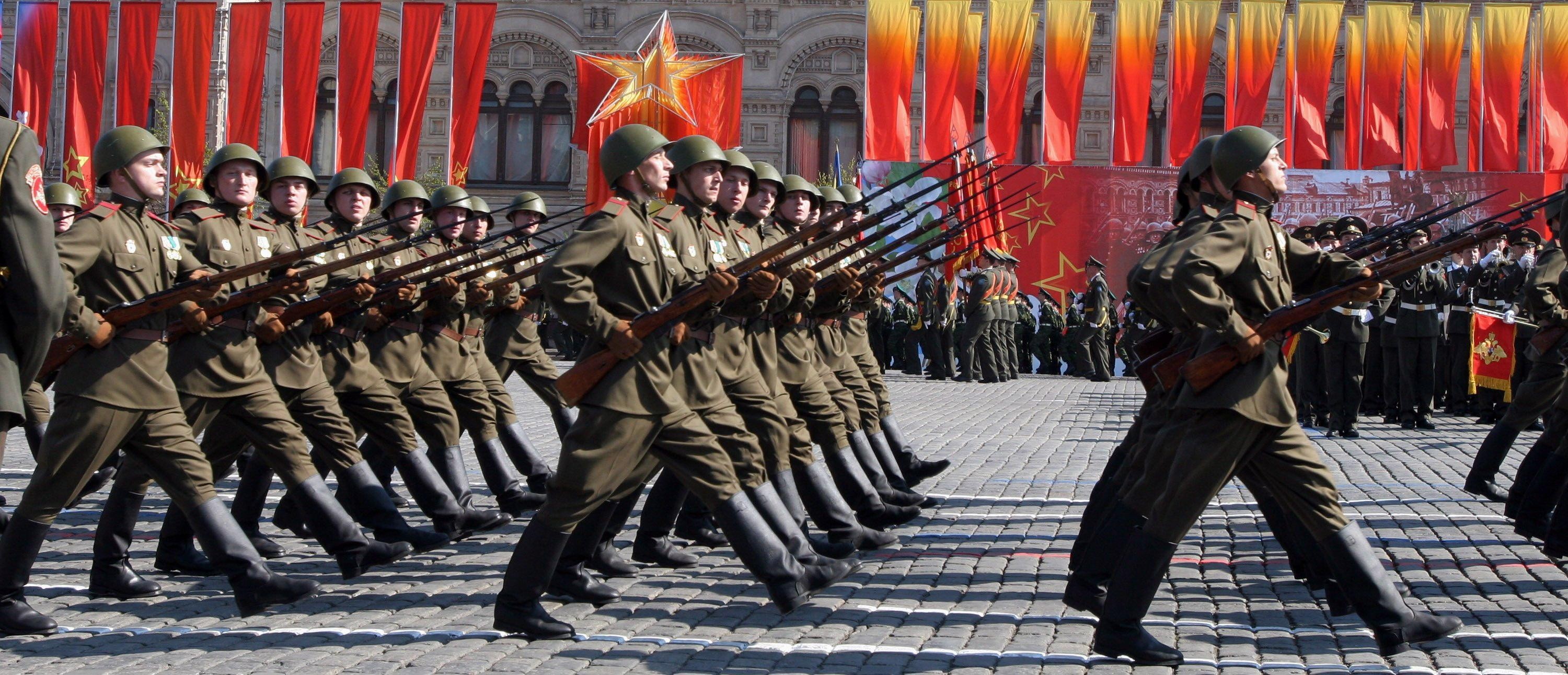 9 мая день победы солдат. Марширующие солдаты на красной площади 9 мая. Парад на красной площади 9 мая 1945. Солдаты парад Победы 1945. Российский солдат на параде.