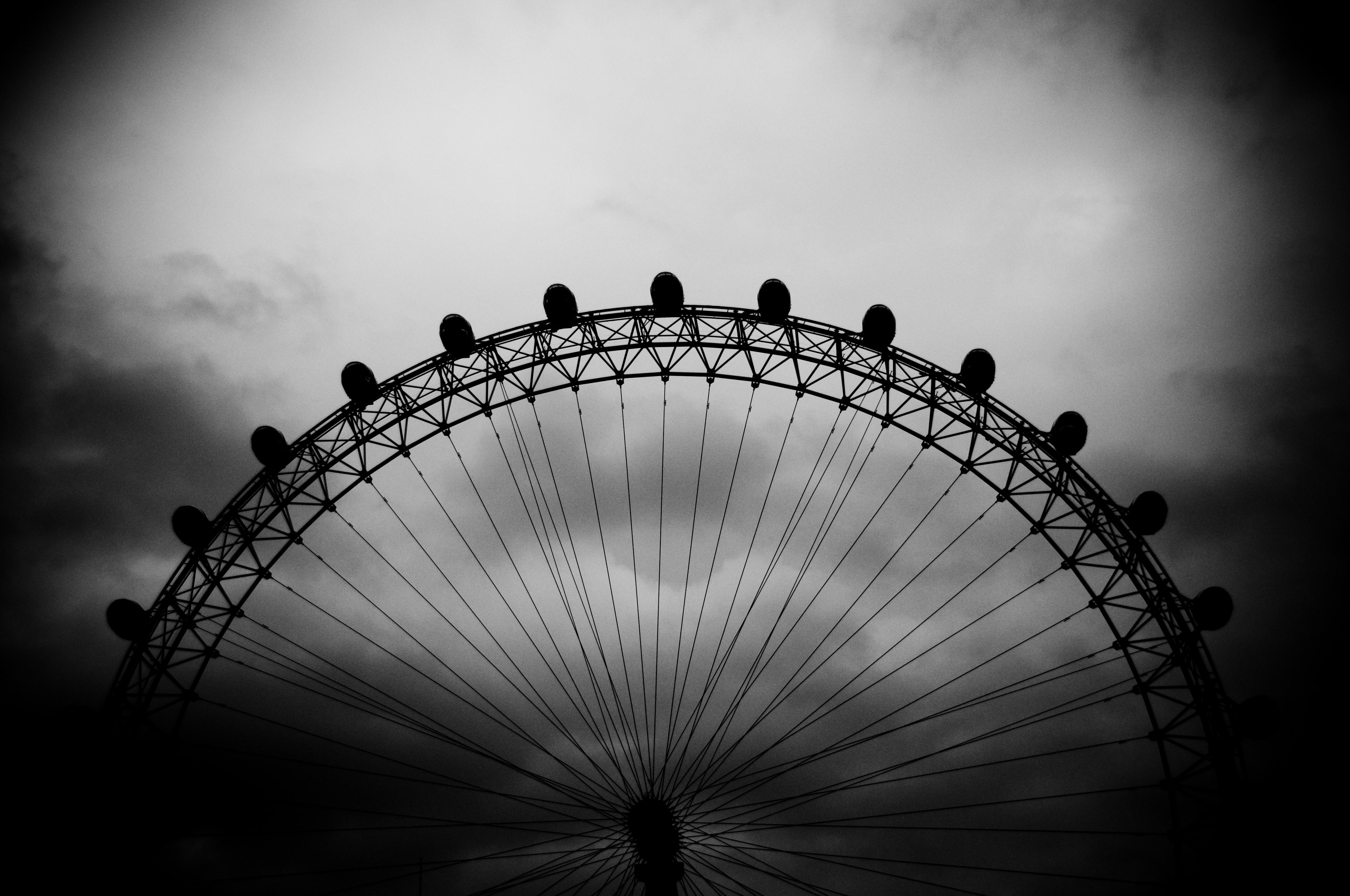 Обои небо, черно-белая, london eye, the sky, black and white разрешение 4288x2848 Загрузить