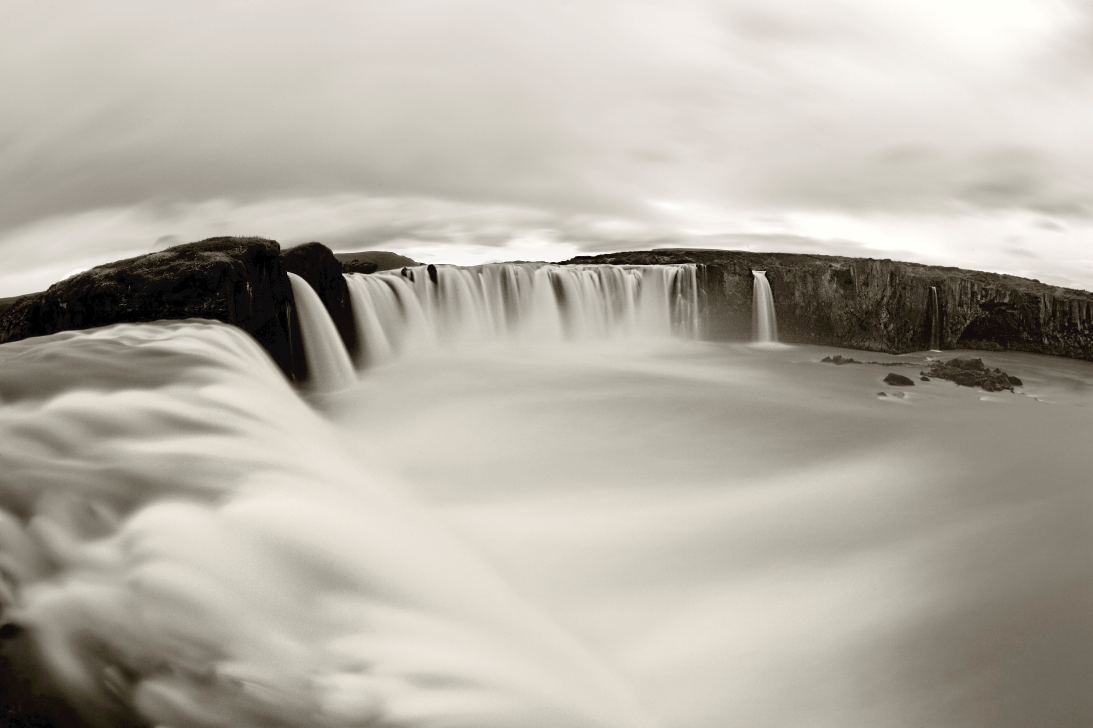 Обои водопад, чёрно-белое, красотища, waterfall, black and white, beautiful разрешение 2184x1456 Загрузить