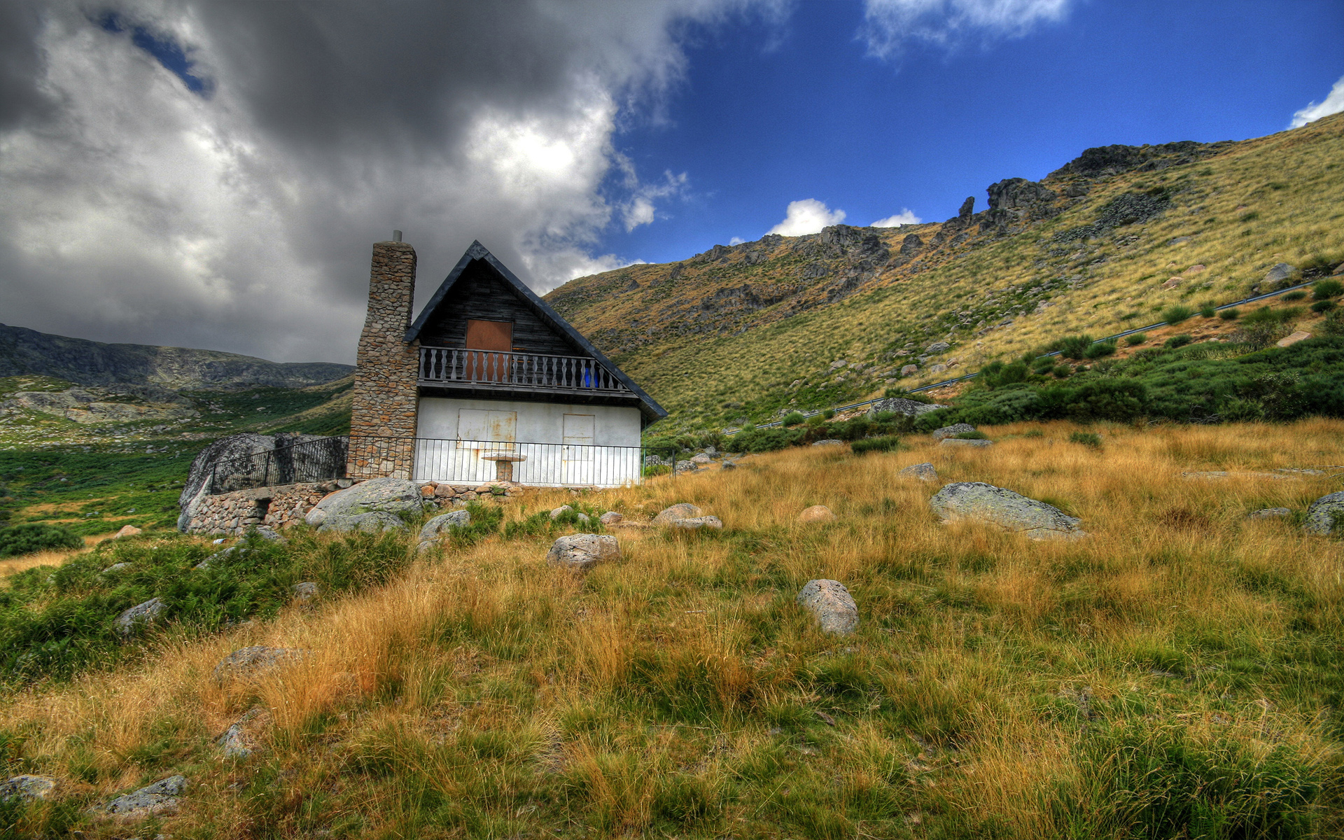 Обои облака, горы, домик, clouds, mountains, house разрешение 1920x1200 Загрузить