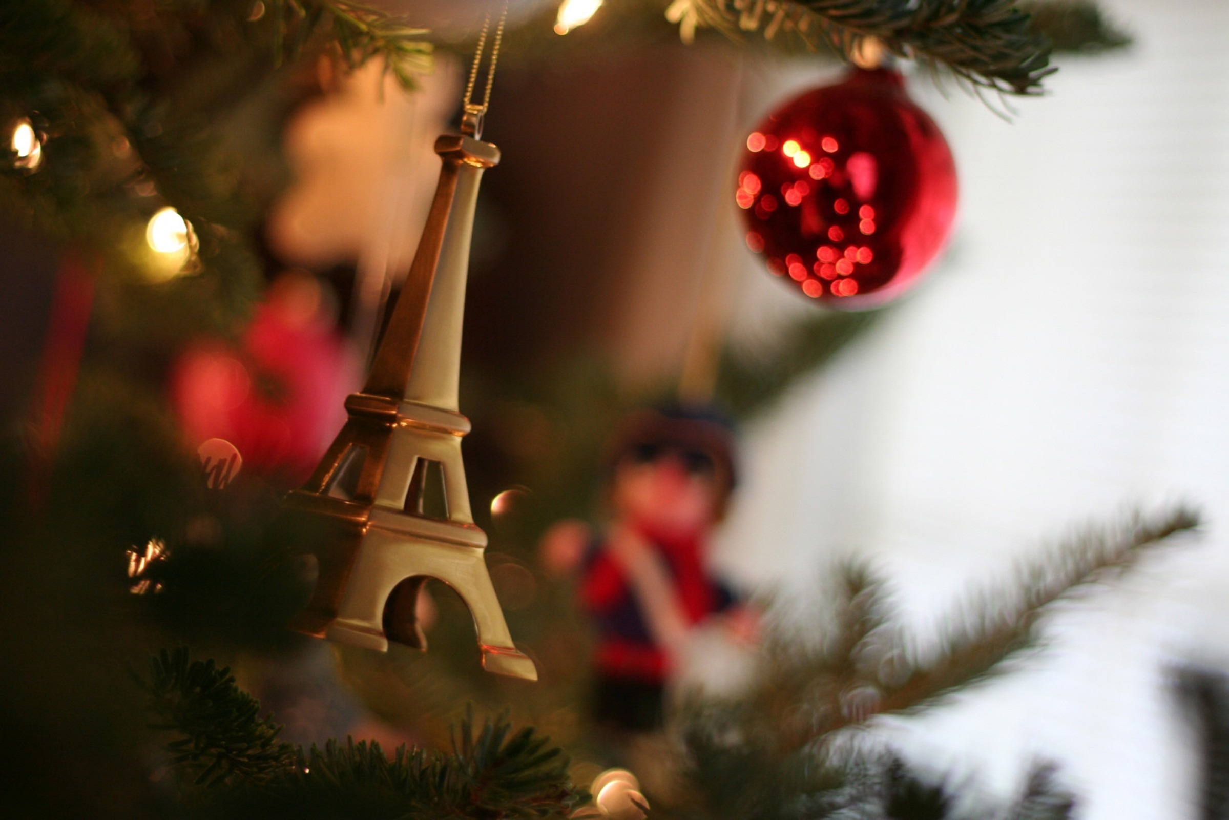 Рутуб новый год. Рождество елка. Новогодние картинки. Новогодние обои на рабочий стол. Новый год во Франции.
