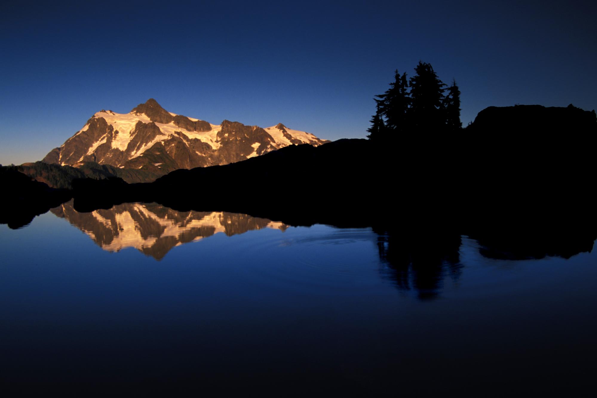 Обои небо, озеро, отражение, гора, ель, вершина, сосна, the sky, lake, reflection, mountain, spruce, top, pine разрешение 1999x1333 Загрузить