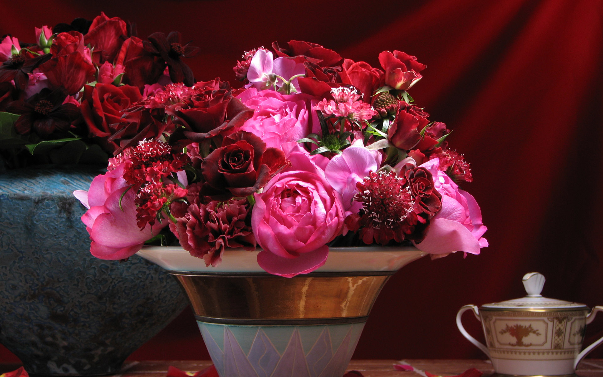 Обои цветы, композиция, розы, гвоздики, лепестки, красные, букет, розовые, ваза, натюрморт, flowers, composition, roses, clove, petals, red, bouquet, pink, vase, still life разрешение 1920x1200 Загрузить
