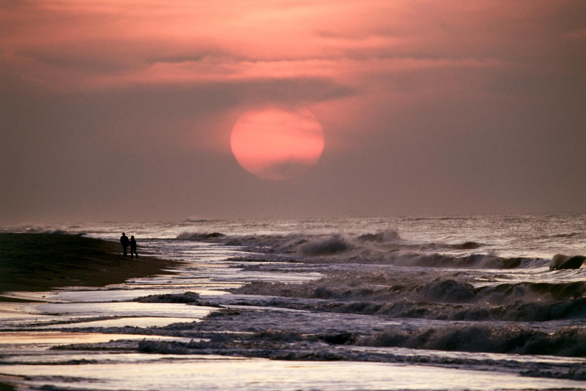 Обои волны, закат, море, прогулка, прибой, двое, wave, sunset, sea, walk, surf, two разрешение 1999x1333 Загрузить