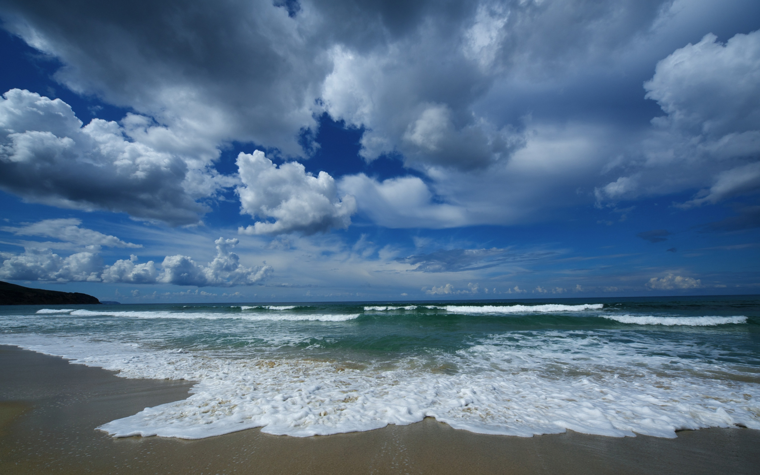 Обои небо, песок, облака, пляж, вода, волна, синева, природа, берег, волны, пейзаж, море, the sky, sand, clouds, beach, water, blue, nature, shore, wave, landscape, sea разрешение 2560x1600 Загрузить