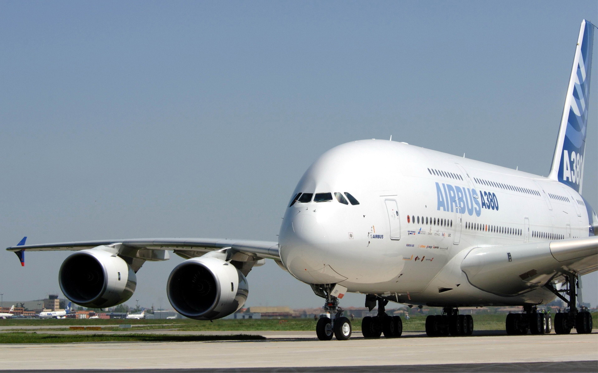 Airbus a380. Самолёт Airbus a380. Эйрбас 380. Аэрбас 380-880. Самолёт гигант Аэробус а380.