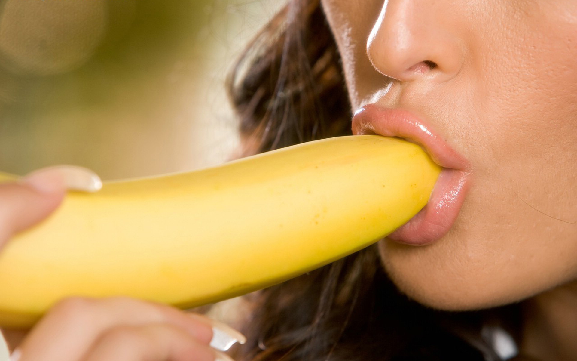 Девушка с бананом во рту