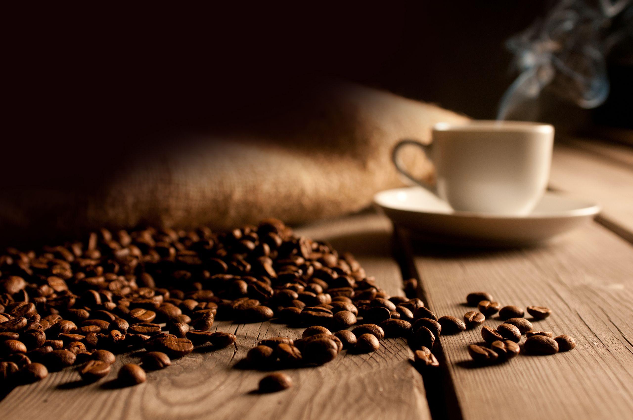 Обои зерна, кофе, доски, пол, чашка, grain, coffee, board, floor, cup разрешение 2560x1700 Загрузить