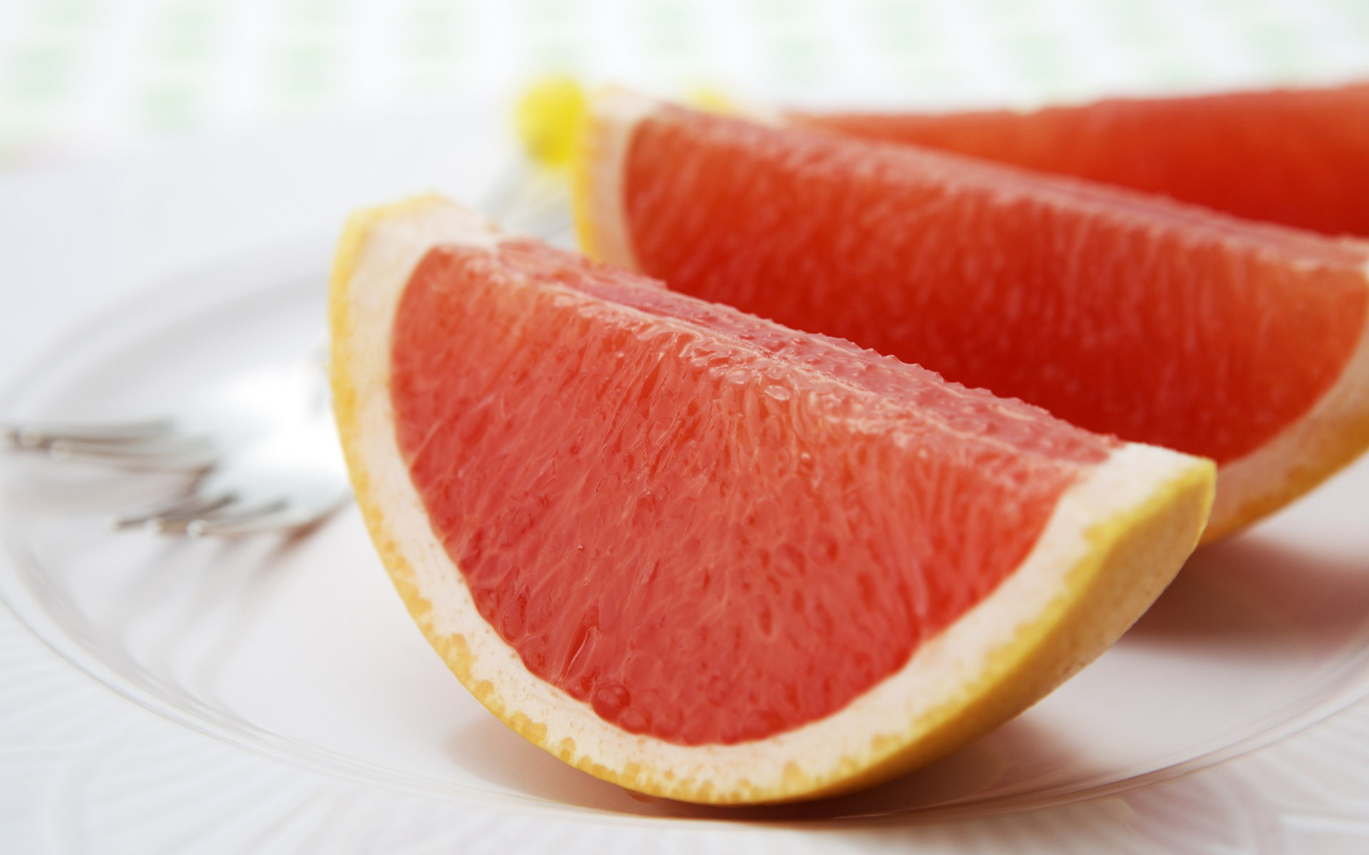 Обои макро, белый фон, цитрус, дольки, тарелка, грейпфрут, macro, white background, citrus, slices, plate, grapefruit разрешение 1920x1200 Загрузить