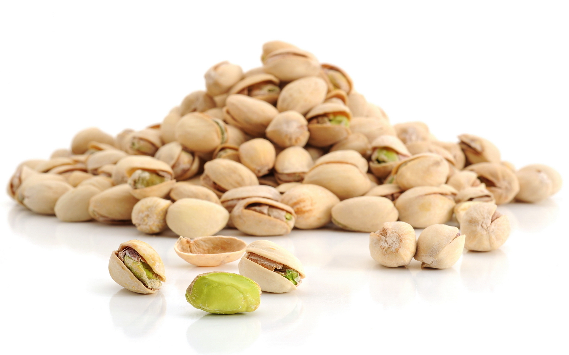 Обои орехи, белый фон, много, вкусно, фисташки, nuts, white background, a lot, delicious, pistachios разрешение 1920x1200 Загрузить