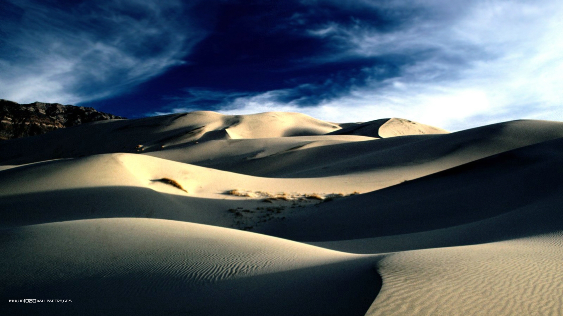 Обои небо, облака, горы, линии, песок, пустыня, тени, дюны, the sky, clouds, mountains, line, sand, desert, shadows, dunes разрешение 1920x1080 Загрузить