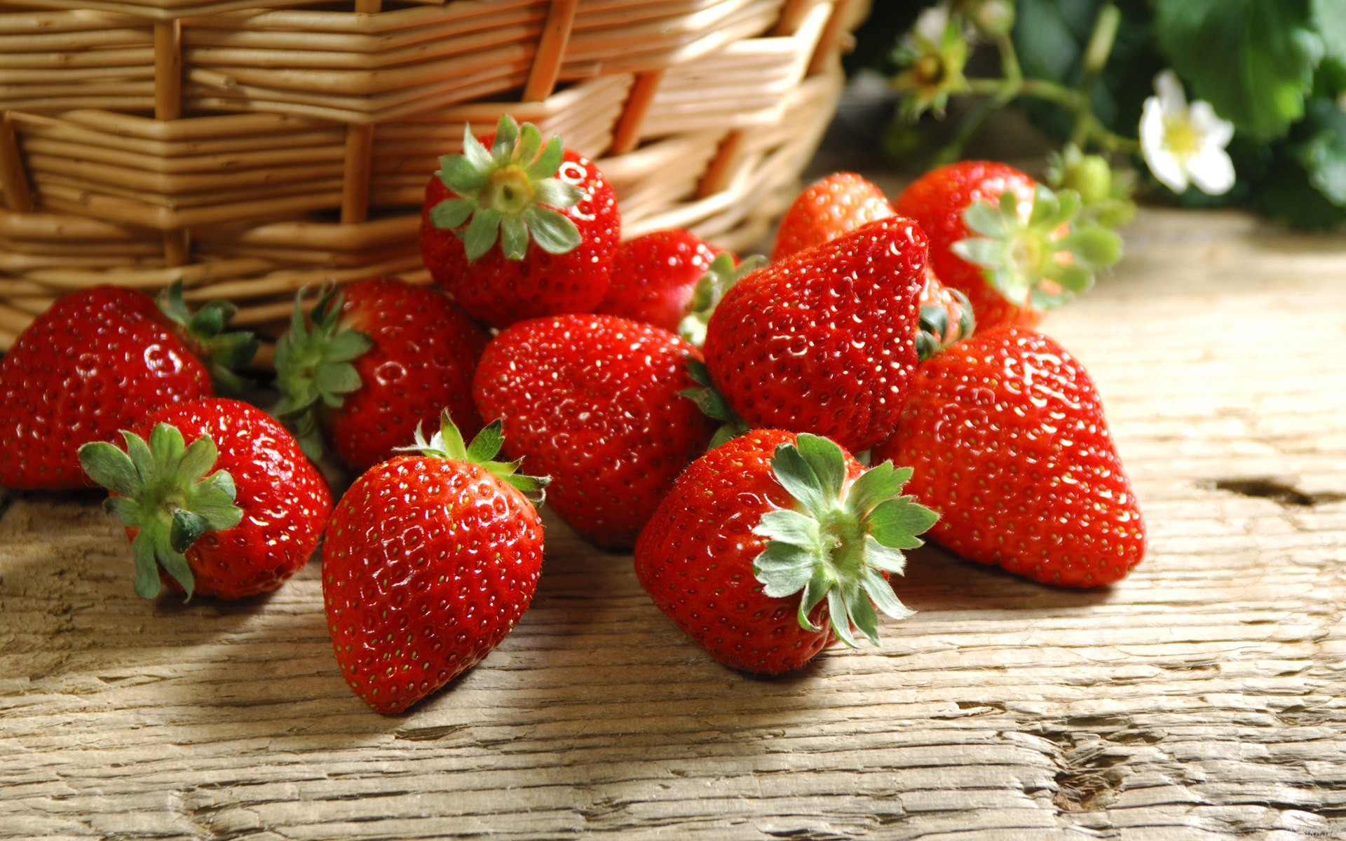 Обои ягода, клубника, корзинка, деревянная поверхность, berry, strawberry, basket, wooden surface разрешение 1920x1200 Загрузить