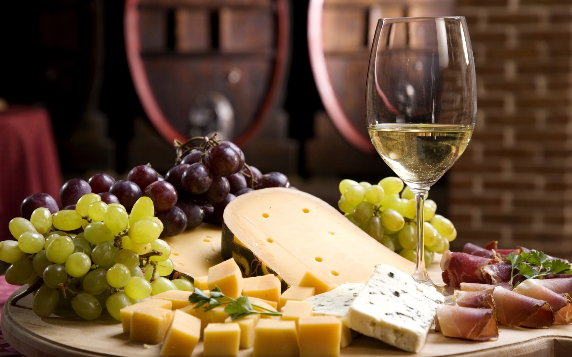 Обои виноград, бокал, сыр, вино, белое, grapes, glass, cheese, wine, white разрешение 1920x1200 Загрузить