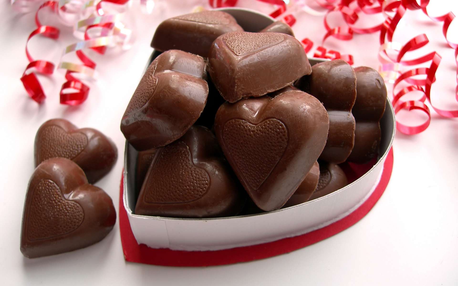 Обои конфеты, подарок, шоколад, сердечки, сладкое, шоколадные сердца, candy, gift, chocolate, hearts, sweet, chocolate hearts разрешение 1920x1200 Загрузить