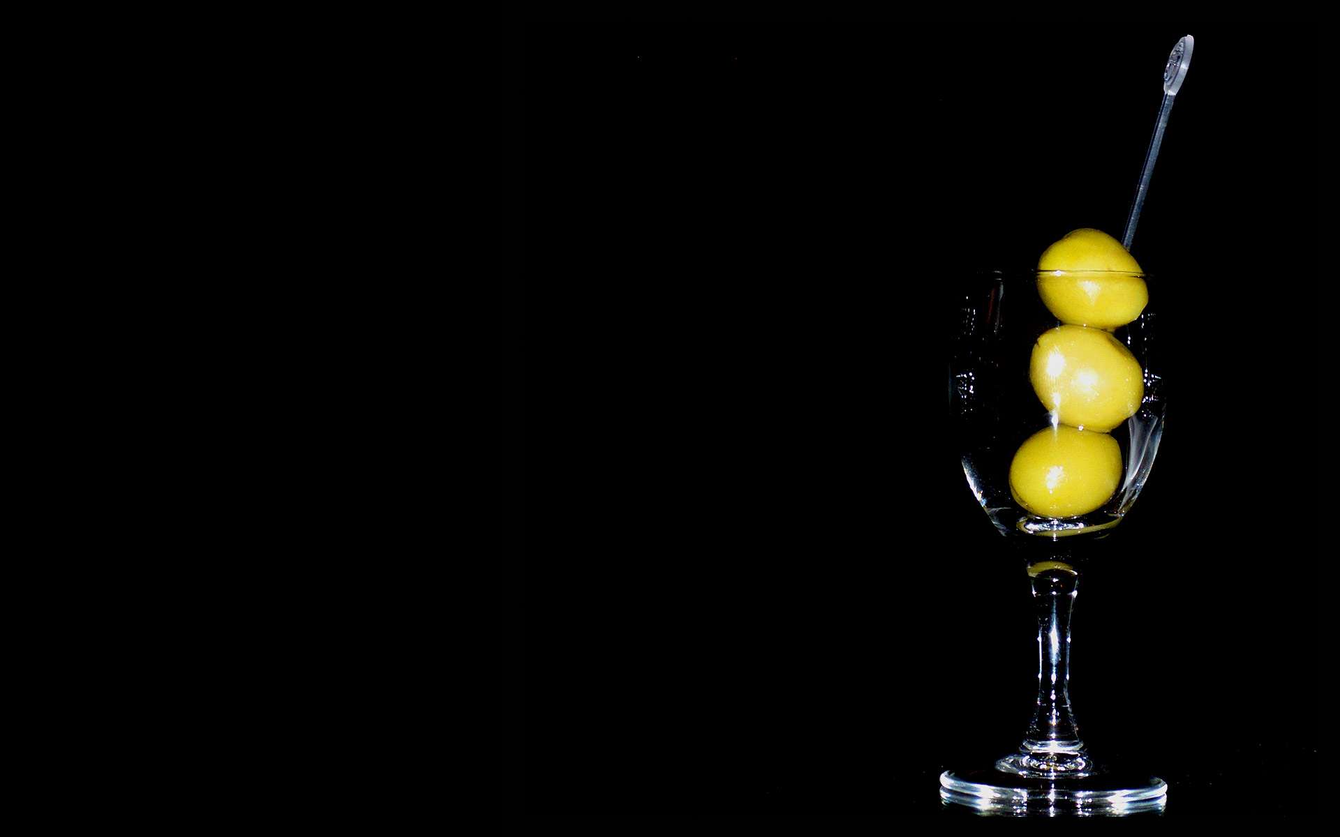 Обои бокал, черный фон, коктейль, напитки, водка, оливки, glass, black background, cocktail, drinks, vodka, olives разрешение 1920x1200 Загрузить
