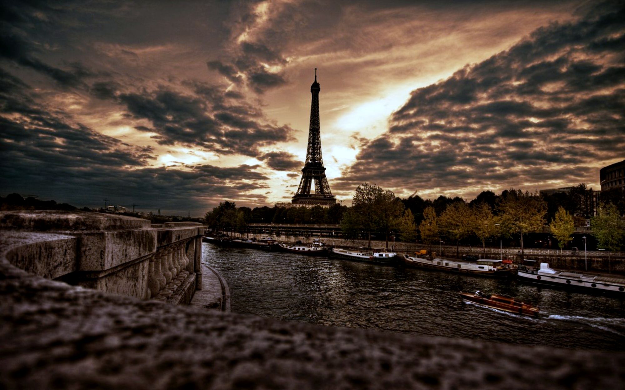 Обои облака, париж, эйфелева башня, clouds, paris, eiffel tower разрешение 2000x1250 Загрузить