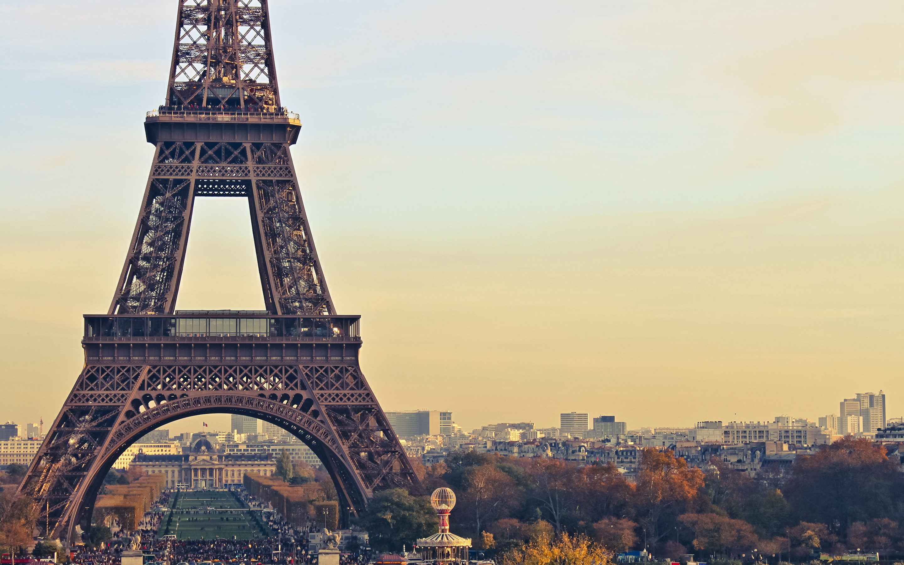 Эйфелева башня в Париже бесплатно
