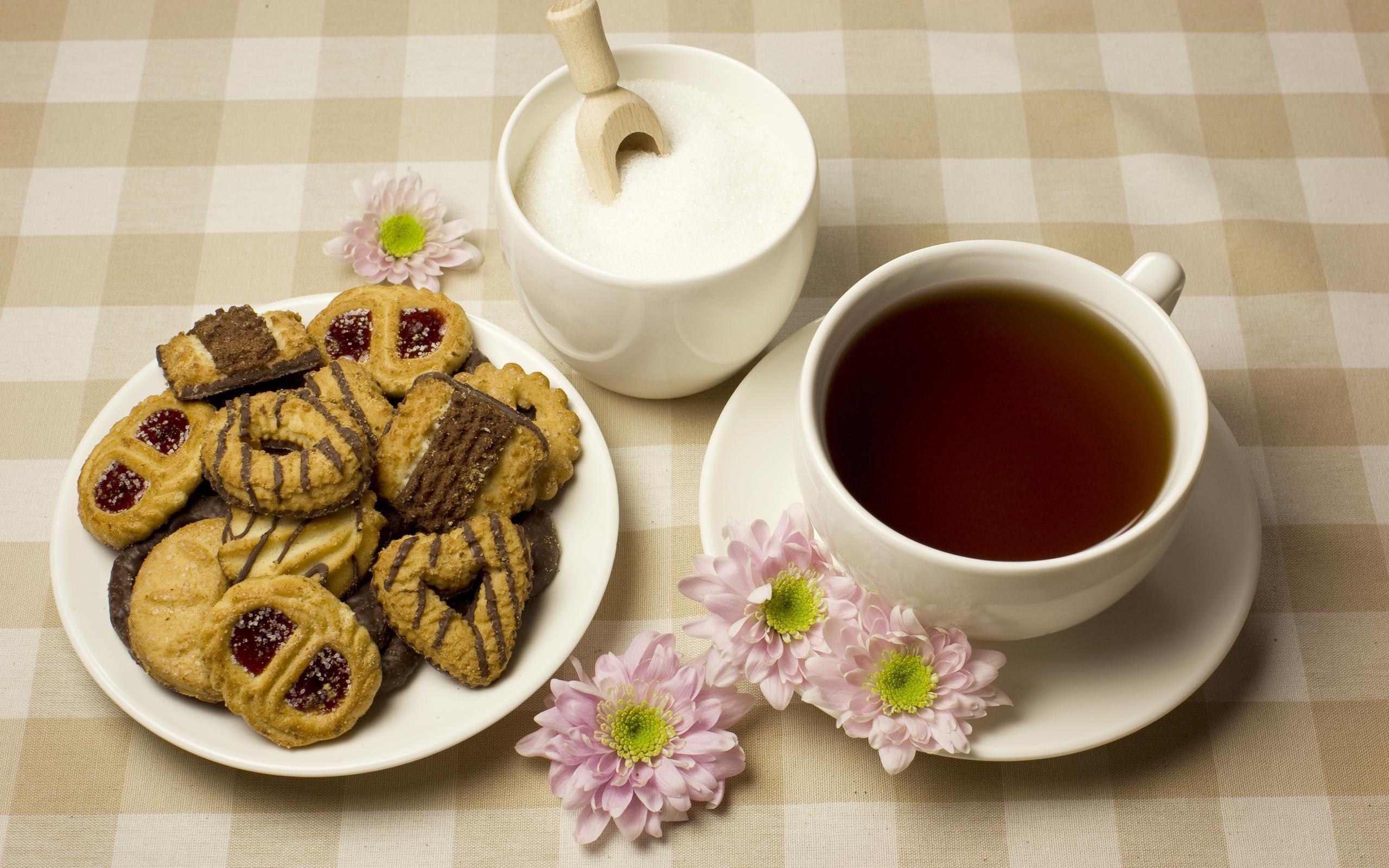 Чай пью с печеньем. Сладости к чаю. Чай с печеньем. Чай со сладостями. Чай с вкусняшками.