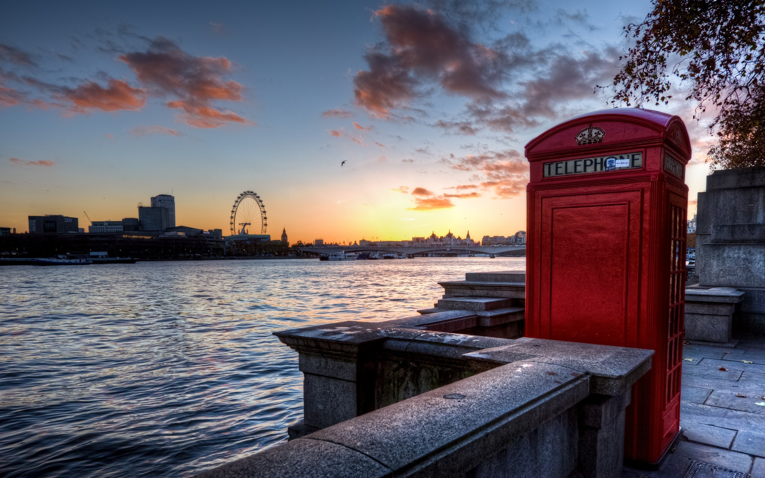 Обои england. Лондон. Телефонная будка. Лондон набережная. У набережной.