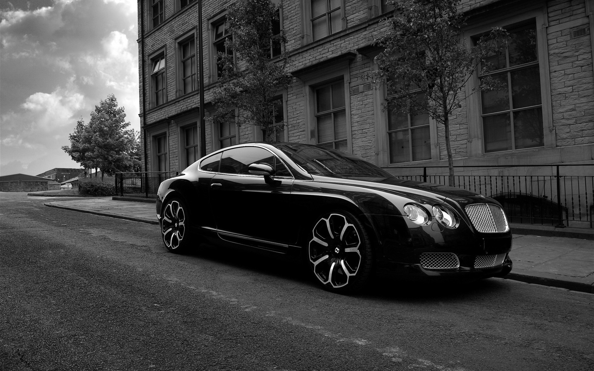 Черная машина в москве. Континенталь Бентли черный белый. Bentley Continental GTS Black Edition. Bentley Continental gt Моргенштерн. Бентли черный тонирован.