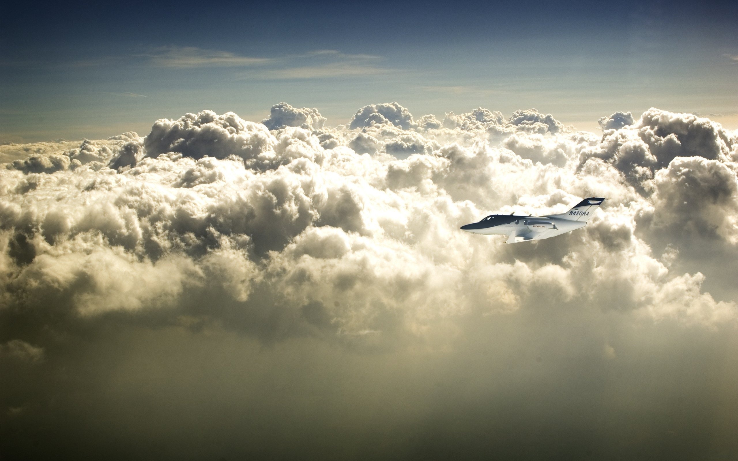 Самолет над облаками скачать