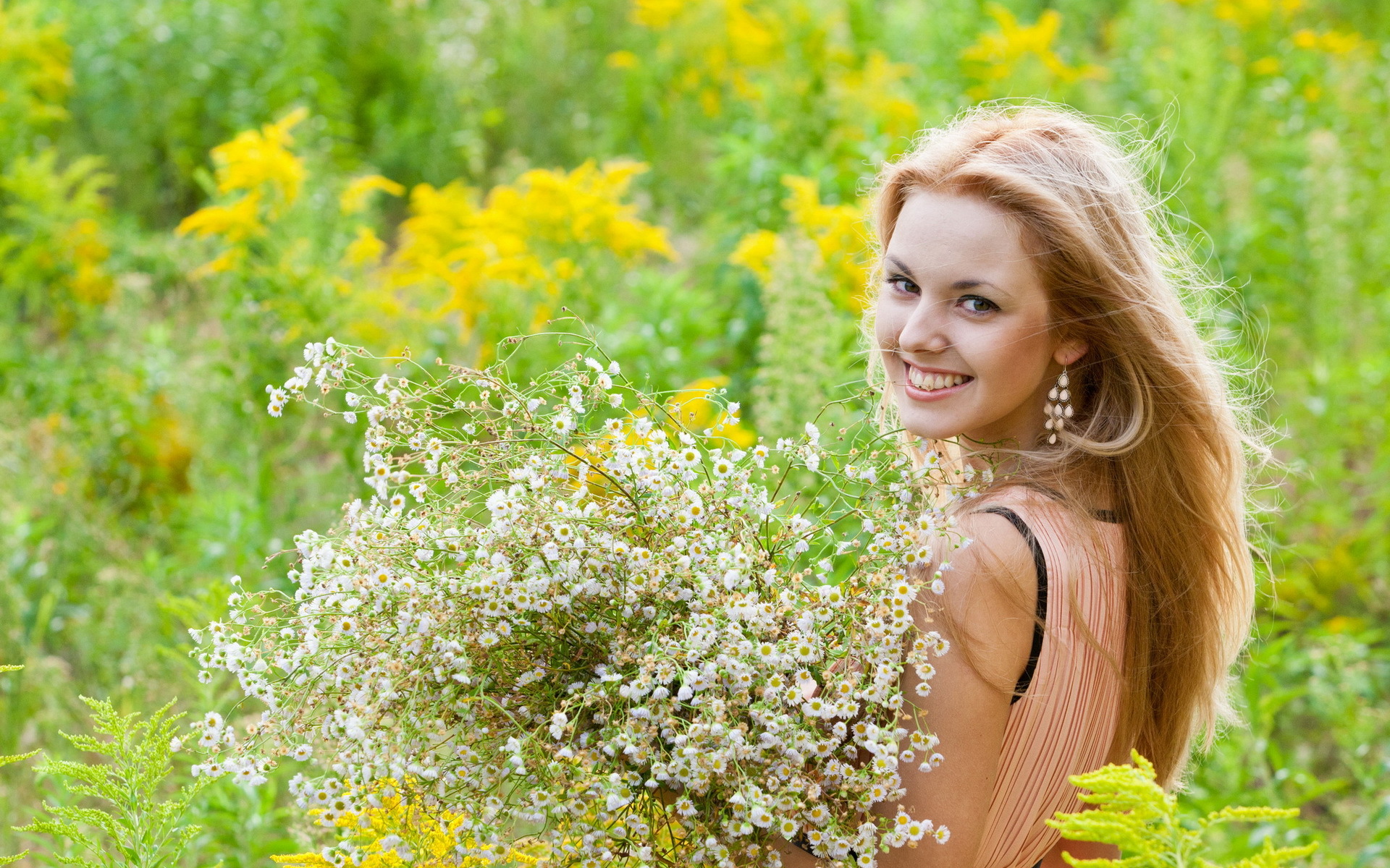 девушка платье полевые цветы улыбка загрузить