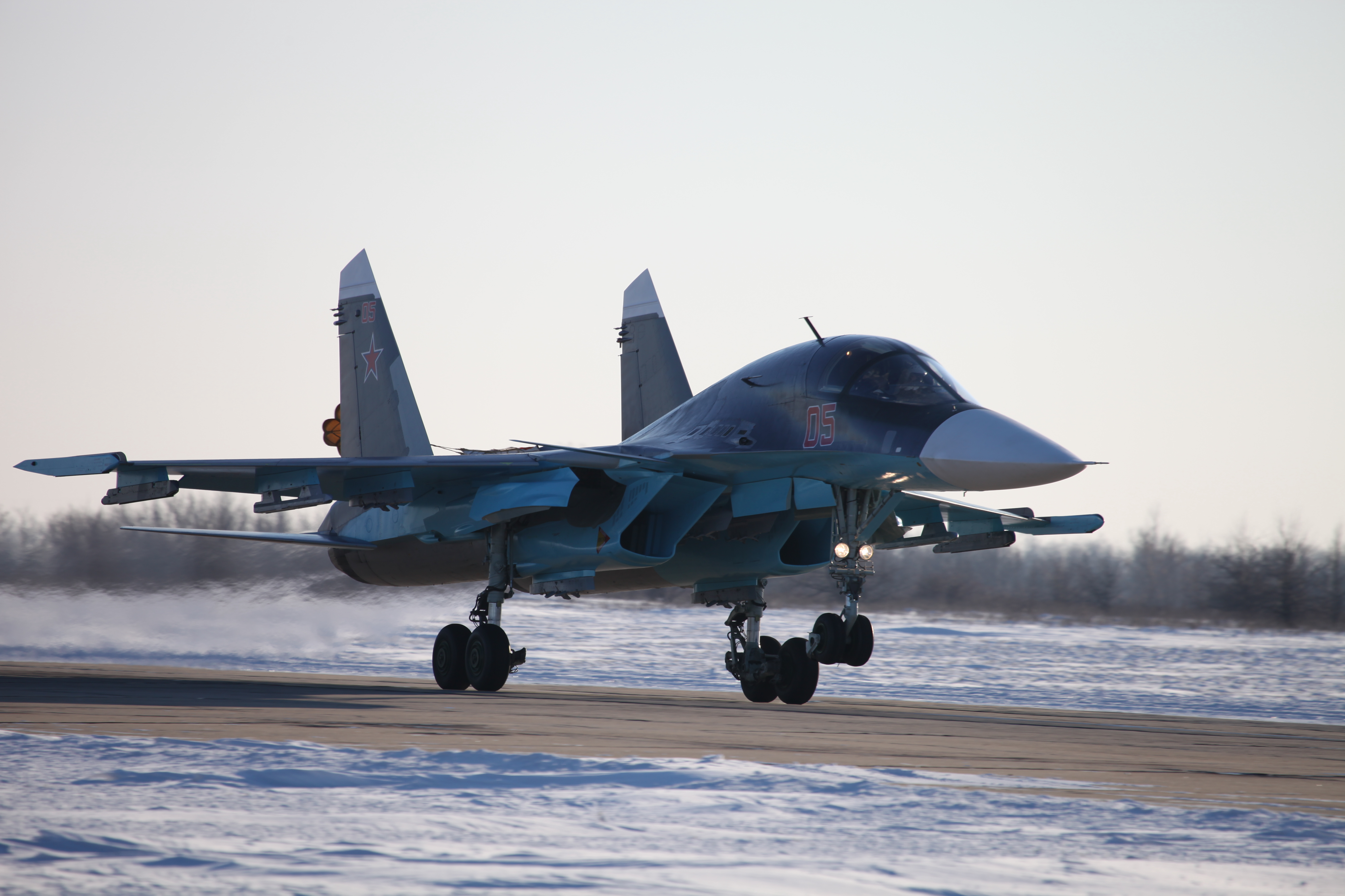 Российские самолеты фото. Су34 самолет ВВС России. Истребитель-бомбардировщик Су-34. Су-34 ВВС России. Су-34 двухдвигательный реактивный самолёт.